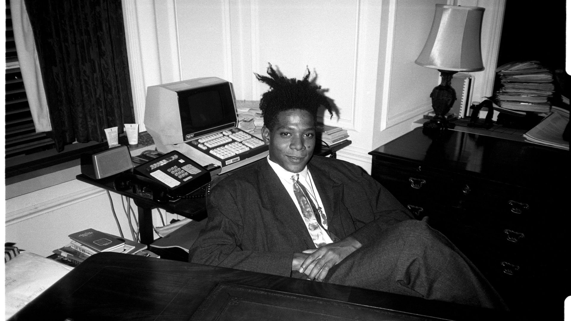 Si Jean-Michel Basquiat s’est surtout illustré à travers ses toiles, la musique a joué un rôle primordial dans sa — très courte — carrière. (Jean – Michel Basquiat, le jeudi 19 septembre 1985)
