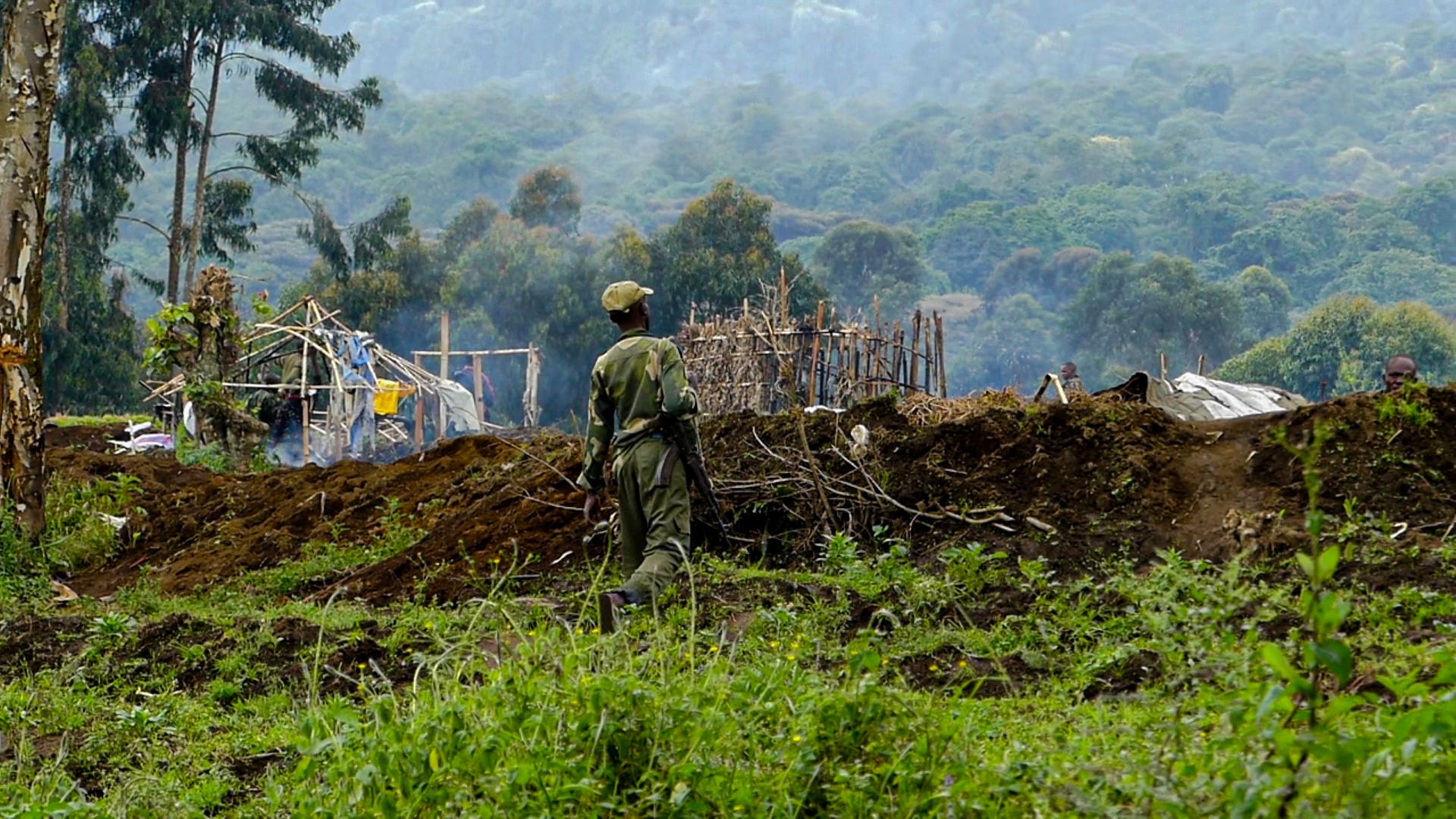 Un militaire Congolais se dirige vers un camp à Rutshuru, Est de la RDC le 28 janvier 2022.