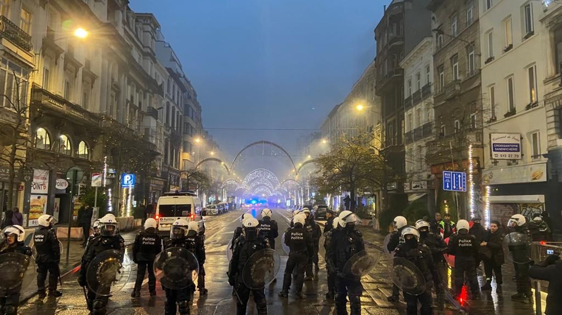 Peu après 17 heures, la police prête à intervenir Boulevard Lemonnier, dans le centre de Bruxelles.