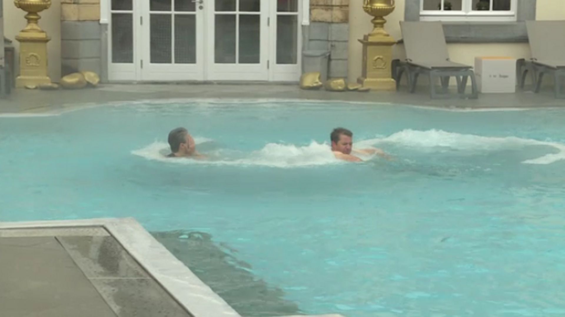 Ce matin, quelques clients profitent de la piscine extérieure, chauffée à 34°.