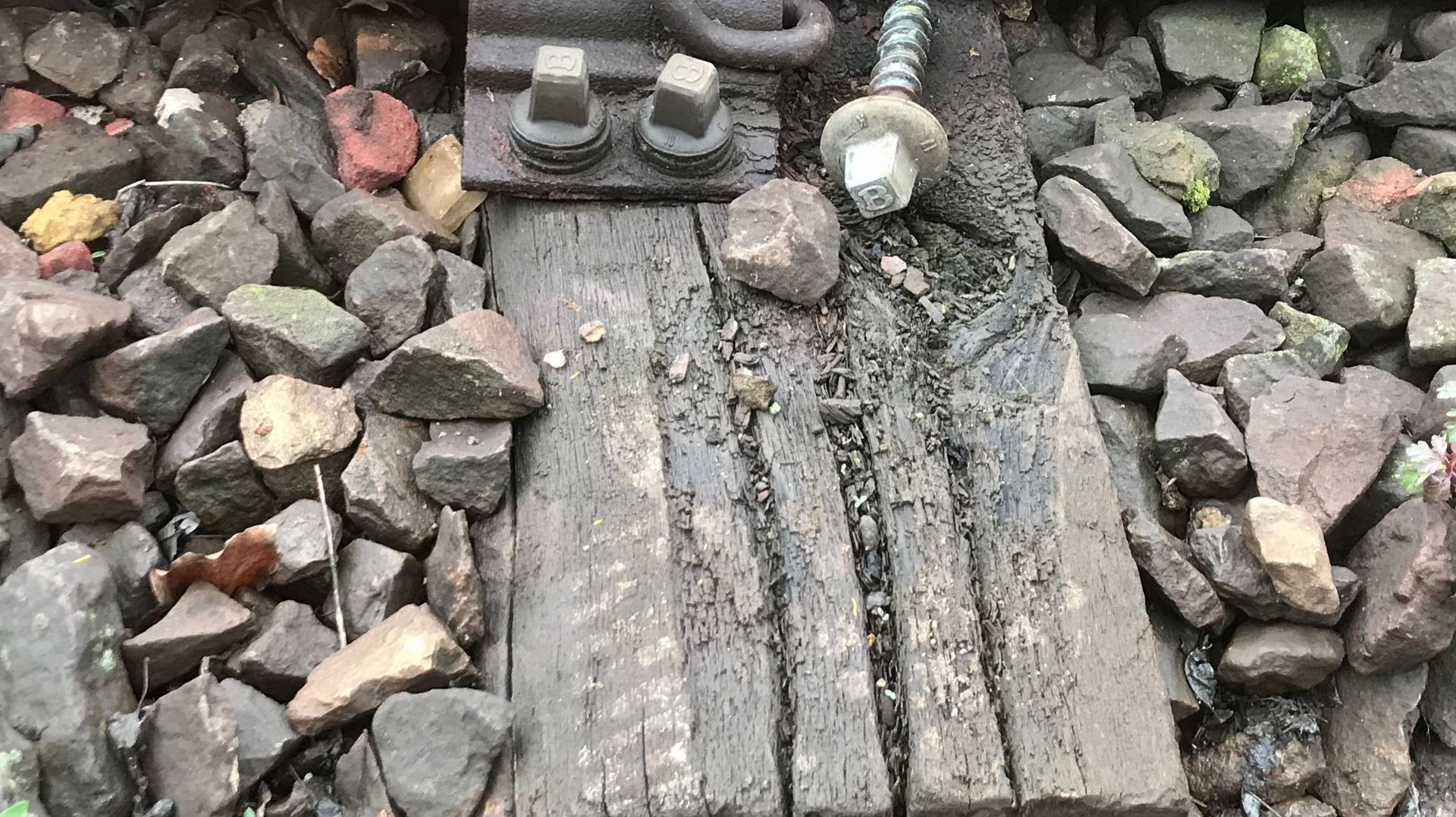 Les traverses sont parfois très fissurées. Elles sont remplacées par des traverses en béton