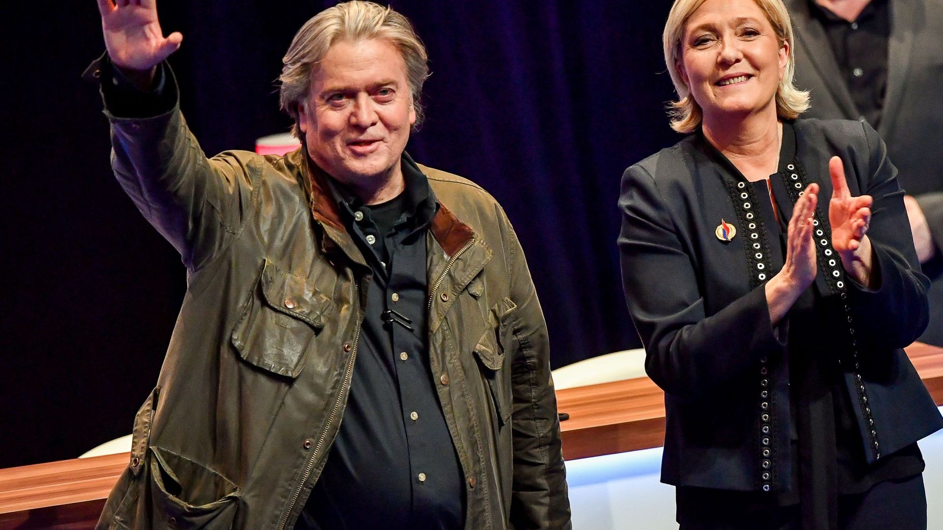 Steve Bannon et Marine Le Pen viennent soutenir le Vlaams Belang contre le pacte ONU sur les migrations 