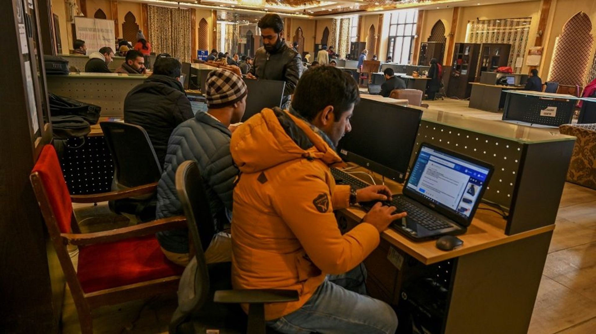 Des étudiants cachemiris utilisent internet dans le centre d'information touristique de Srinagar le 3 décembre 2019