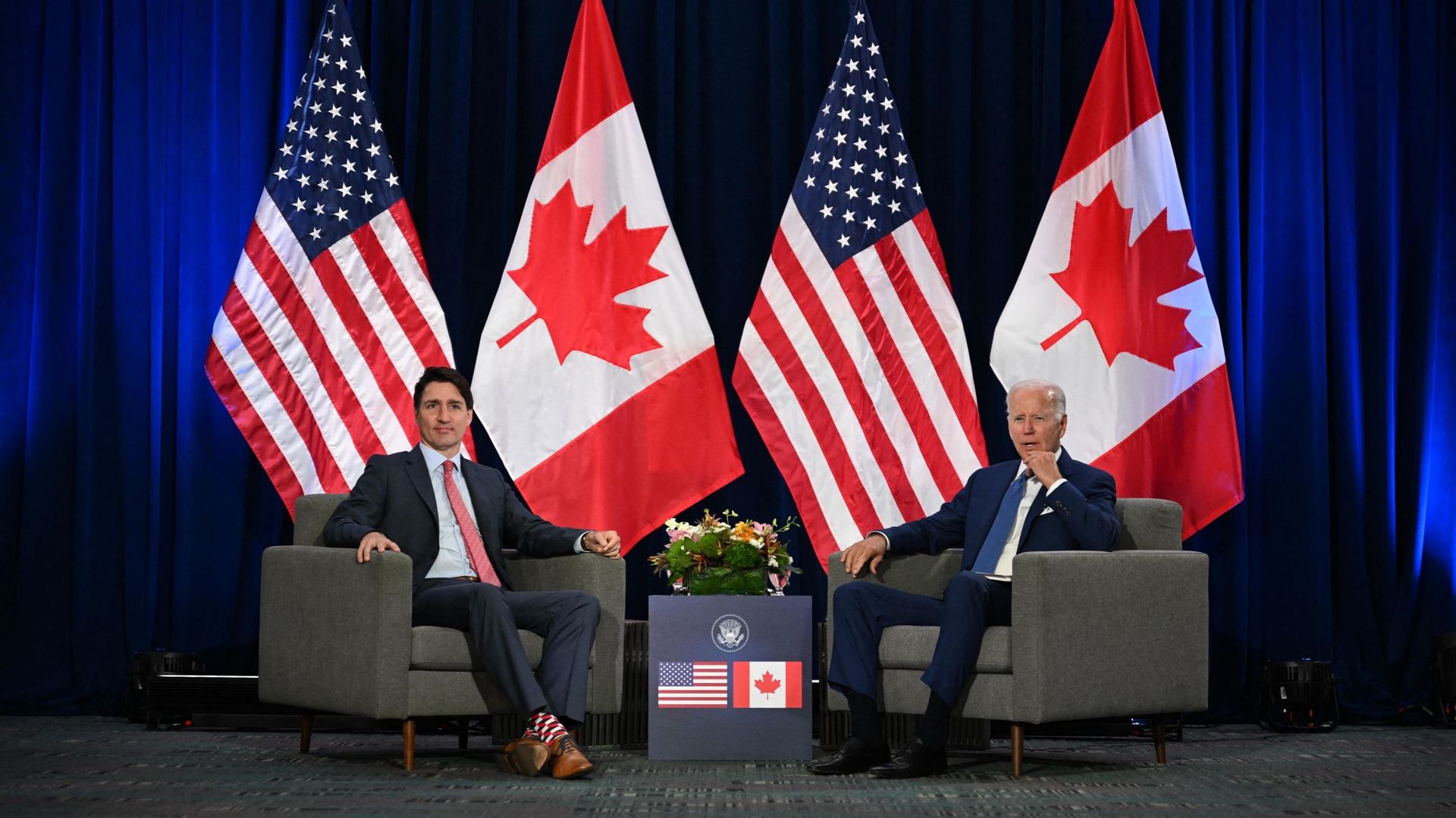 Le président américain Joe Biden et le Premier ministre canadien Justin Trudeau Lors du sommet des Amériques à Los Angeles, le 9 juin 2022. Jim WATSON / AFP