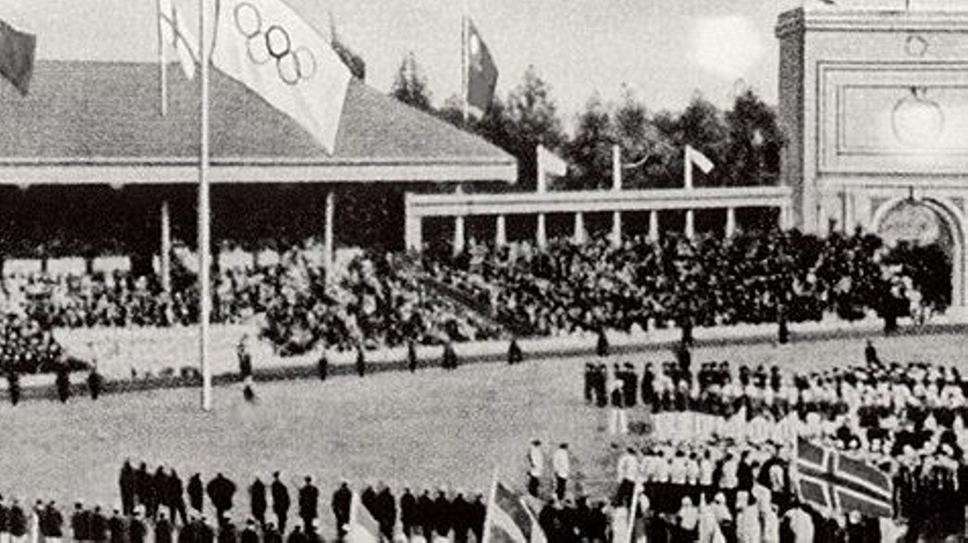 Le drapeau olympique dans le stade d'Anvers, en 1920