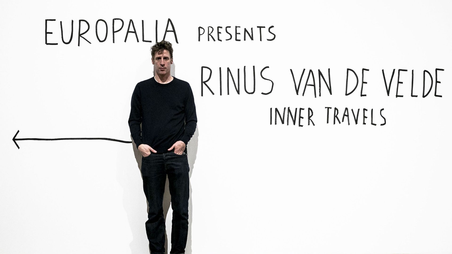 L’artiste belge Rinus Van de Velde pose pour lors de son exposition "Inner Travels", jeudi 17 février 2022 à Bruxelles. L’exposition est organisée au Bozar, dans le cadre d’Europalia Trains & Tracks.