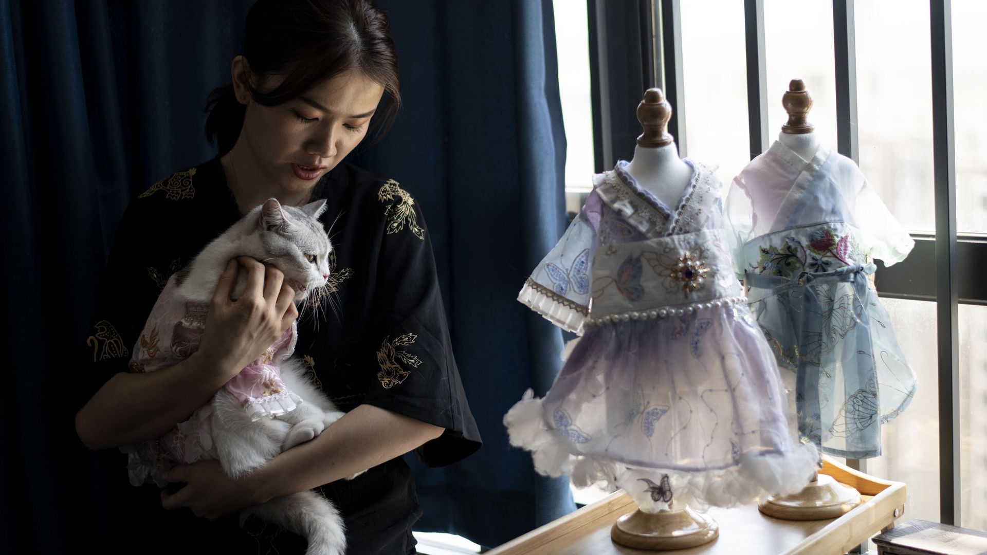 Wu Qiuqiao conçoit des robes traditionnelles miniatures pour animaux.