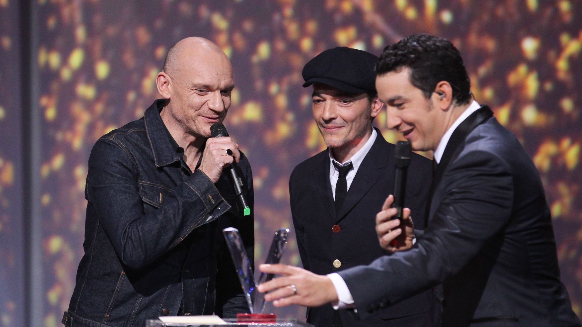 Le groupe "Louise Attaque" reçoit un Prix lors des "32e Victoires de la Musique 2017" au Zénith le 10 février 2017 à Paris, France.