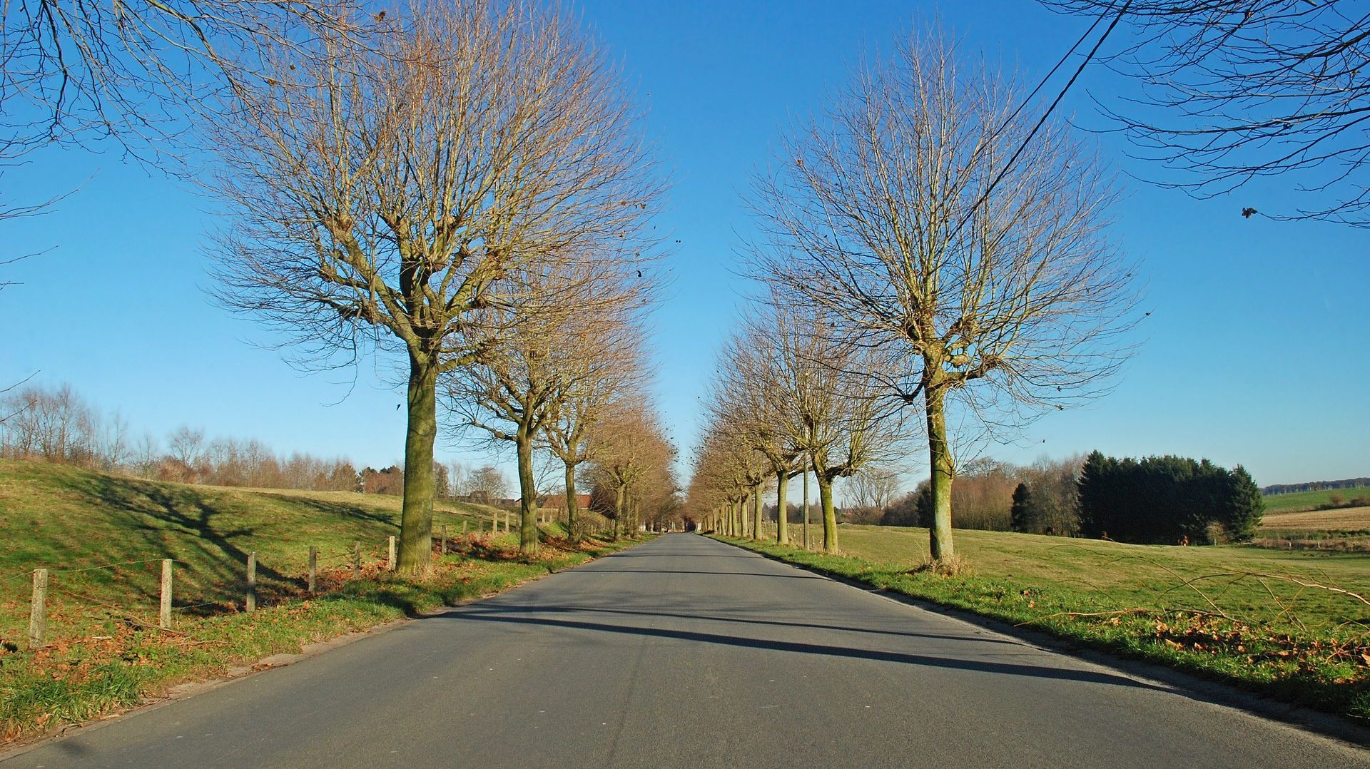 La Haute Rue, qui mène de la chaussée de Bruxelles au village de Glabais.