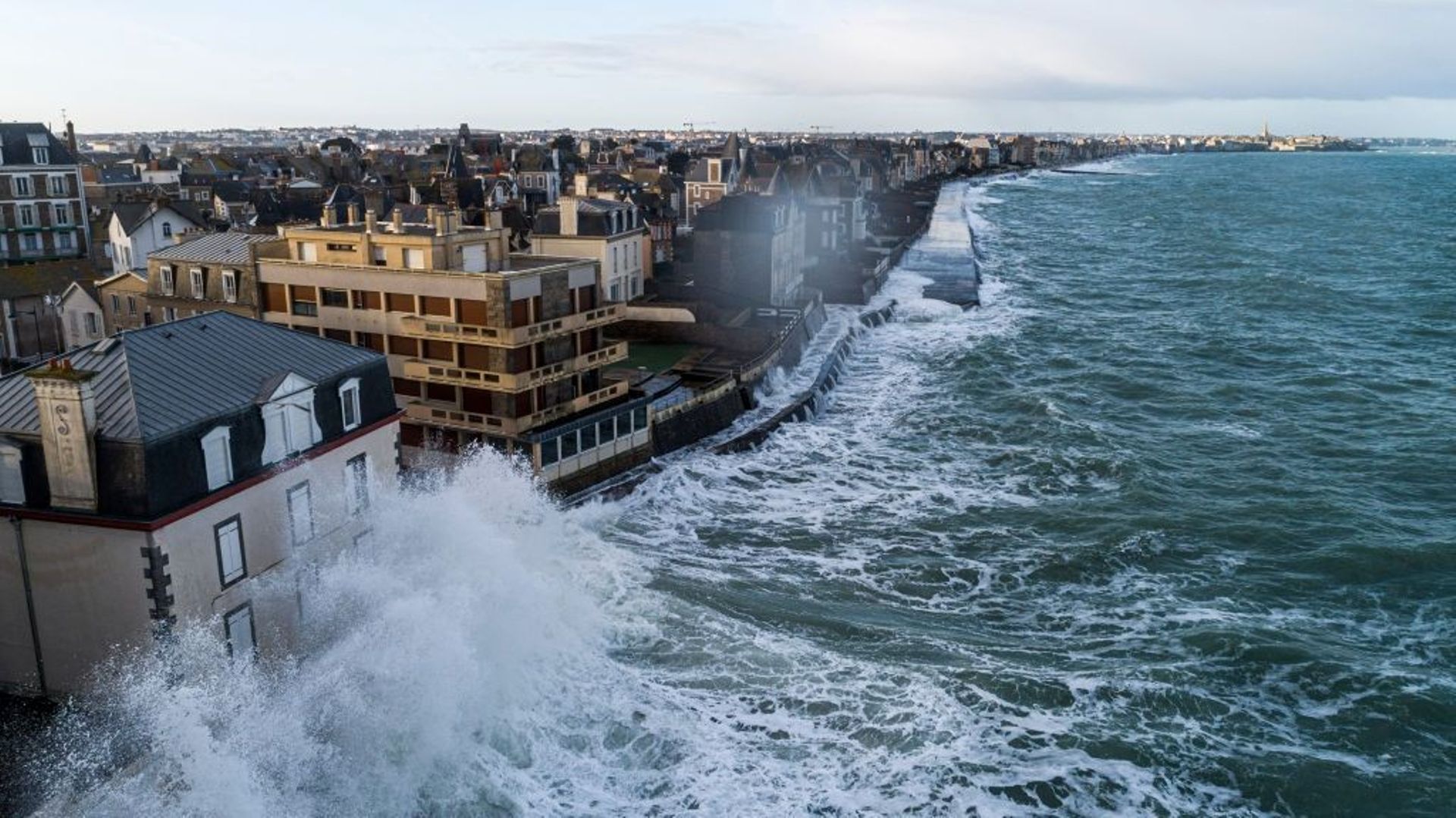 La tempête Ciara frappe Saint-Malo le 12 Février 2020 : les vagues se brisent sur les quais le long du front de mer.