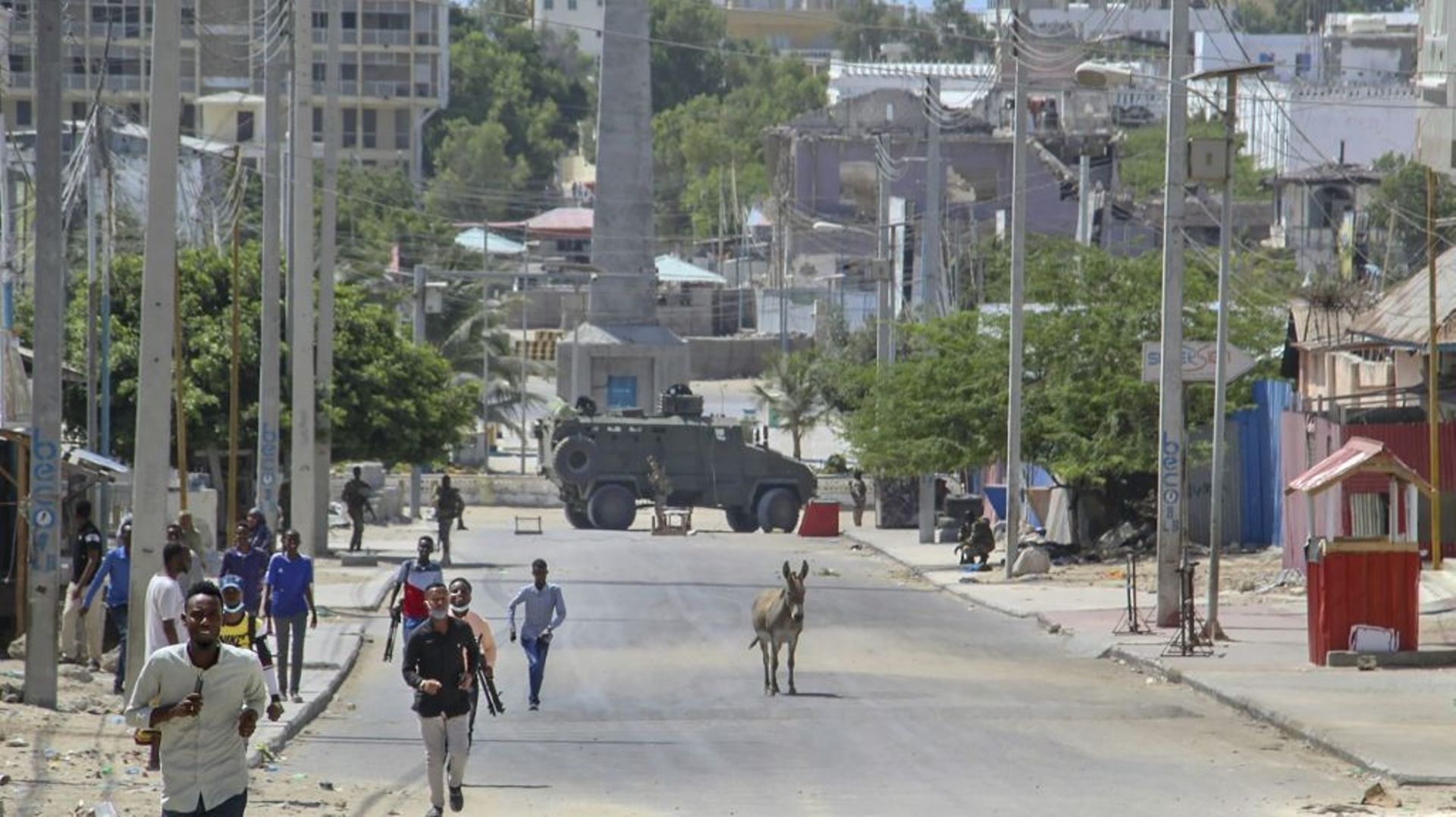Des résidents évacuent un quartier après des tirs contre des militaires, à Mogadiscio, le 19 février 2021