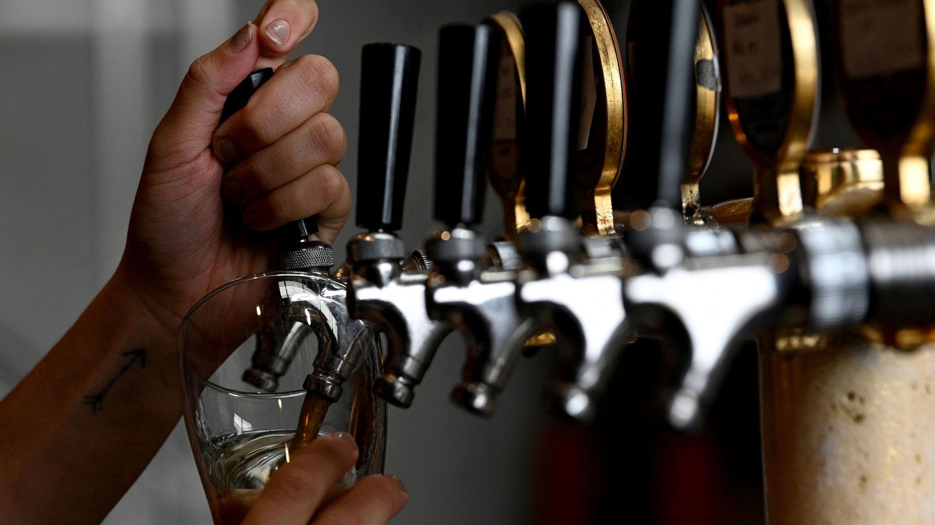 Un barman qui verse de la bière dans un verre