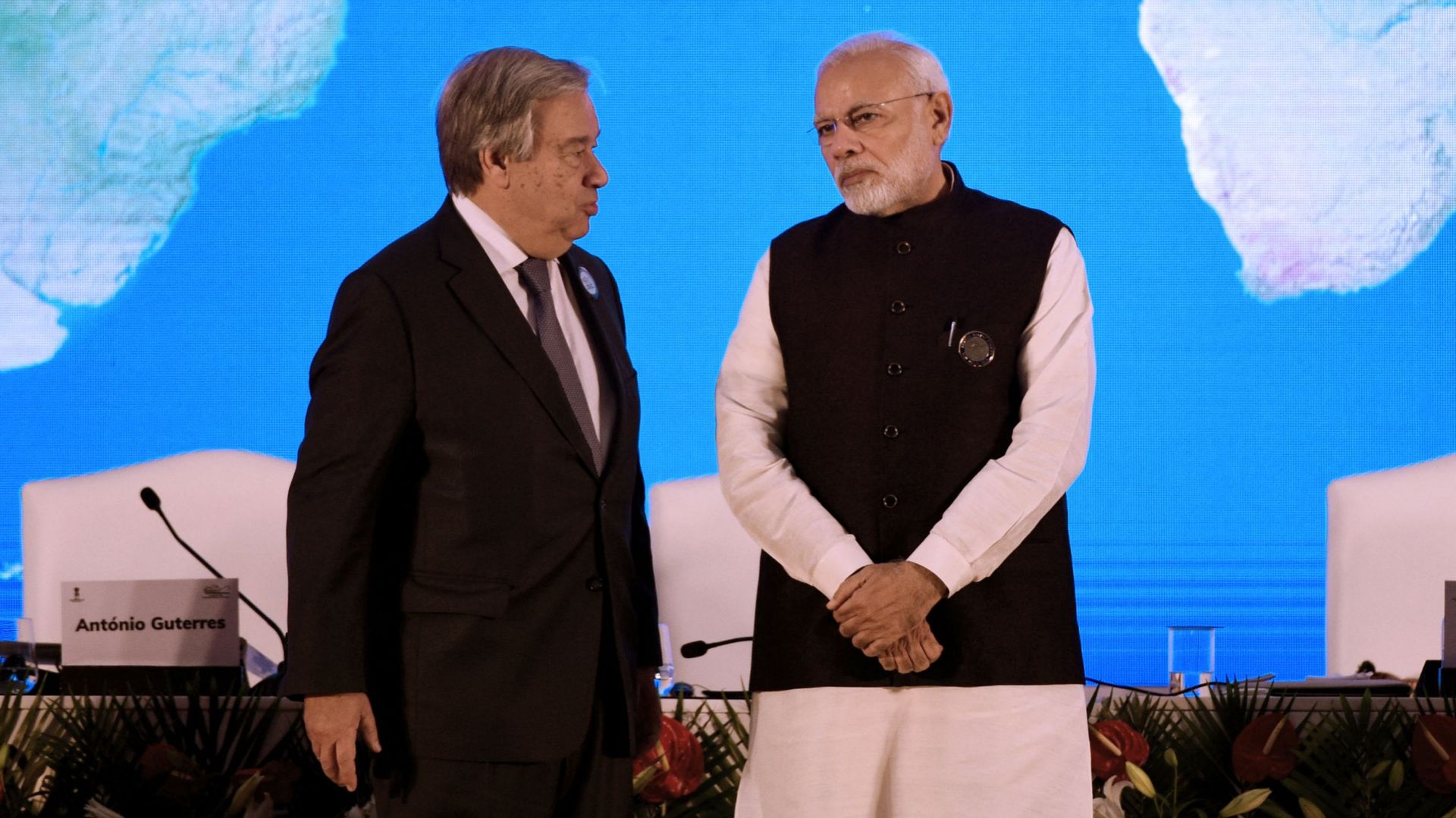 Le secrétaire général de l’ONU Antonio Guterres et le Premier ministre indien Narendra Modi discutent lors de la conclusion de la convention internationale sur l’assainissement Mahatama Gandhi et du lancement de la célébration de la 150e année de naissanc