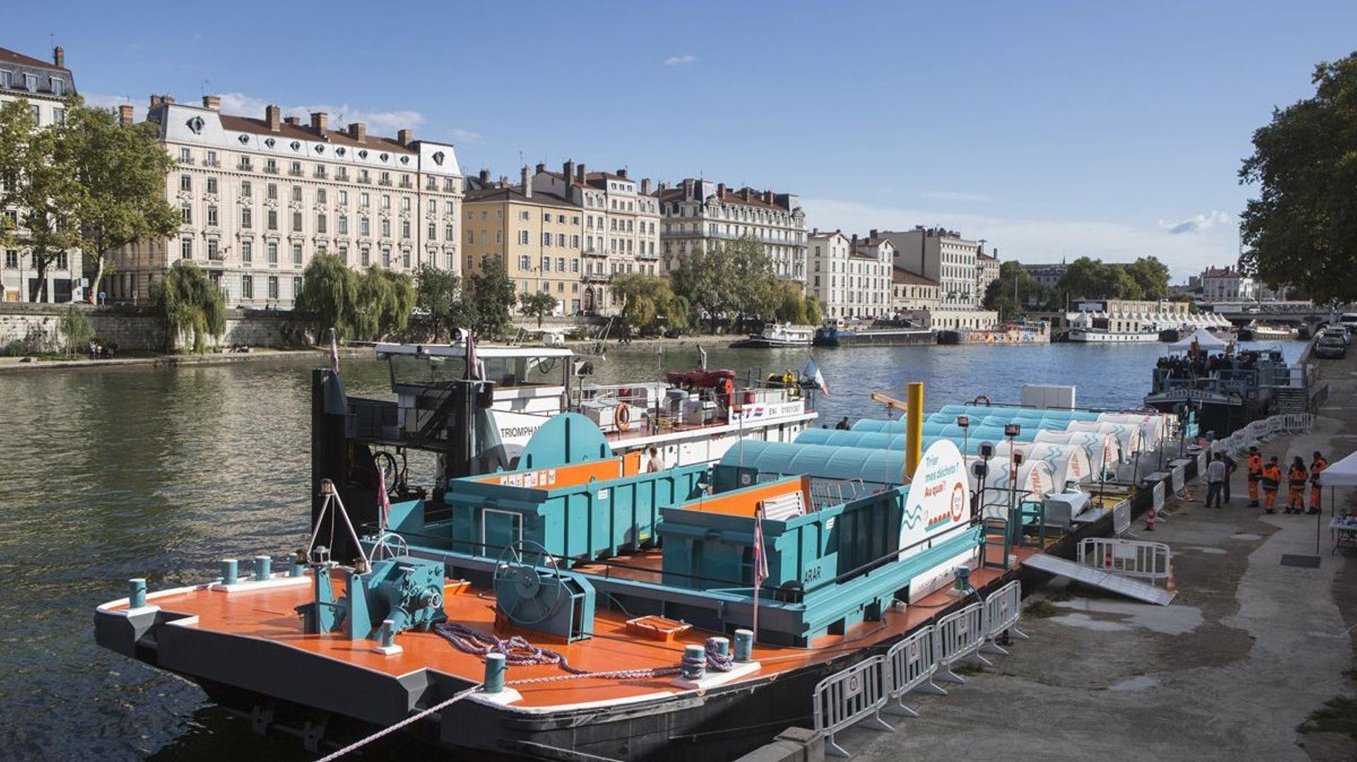Une barge permet à des citadins sans voitures de se défaire de plusieurs catégories de déchets