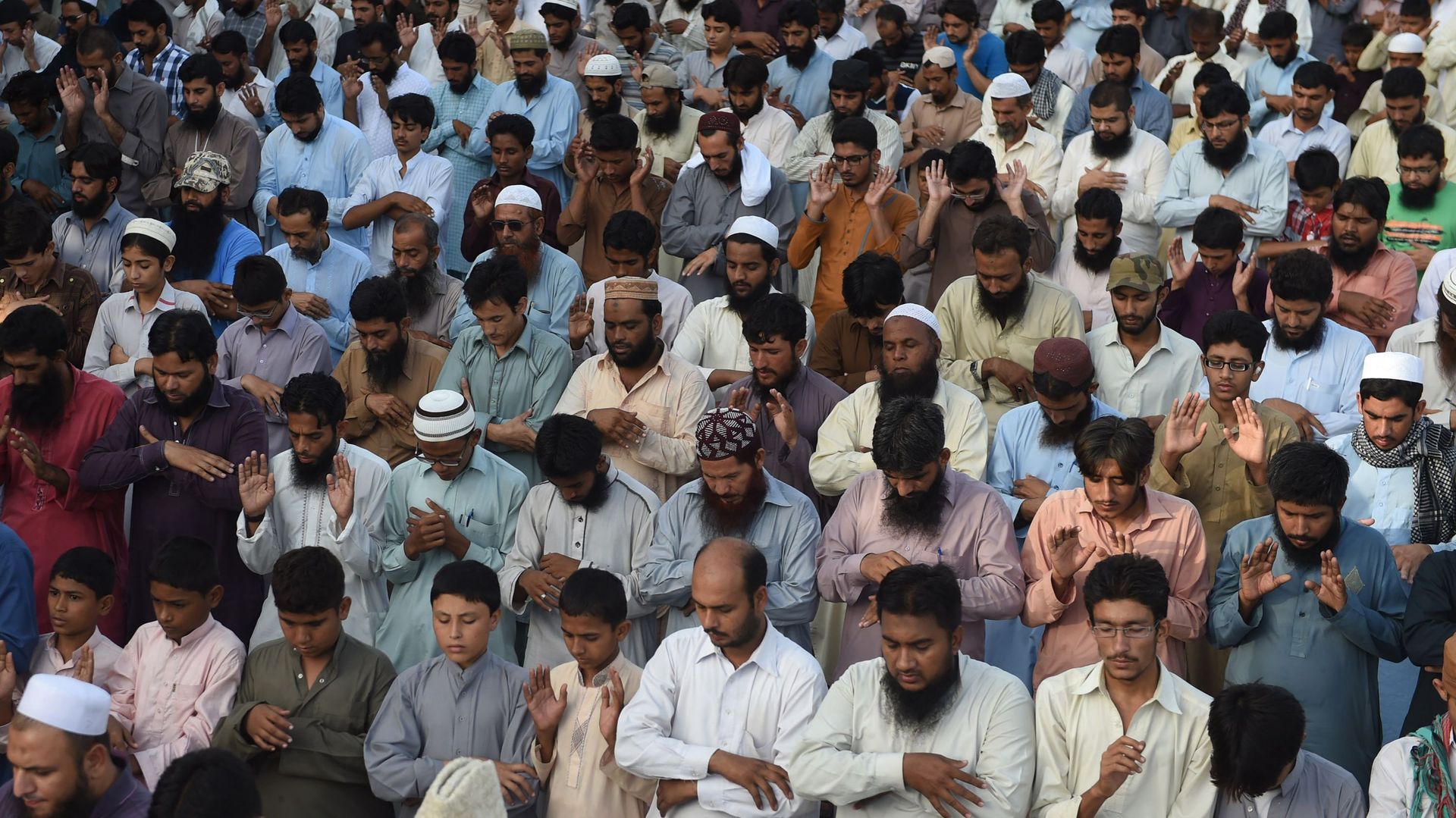 Les membres de Jamaat al-Dawa, au Pakistan, priant pour le chef décédé des Talibans.
