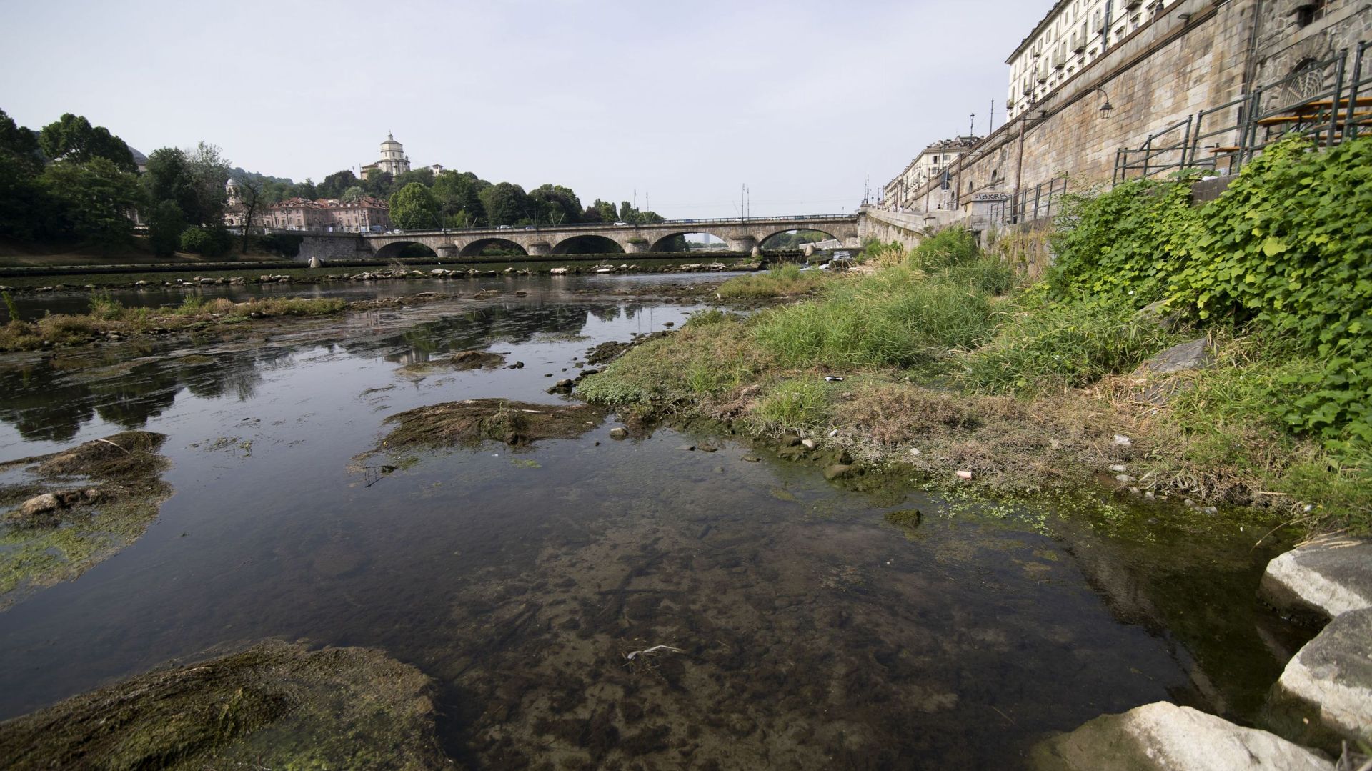 Des plaques visibles du lit du fleuve sont observées le long du Pô, le 21 juin 2022 à Turin, en Italie.