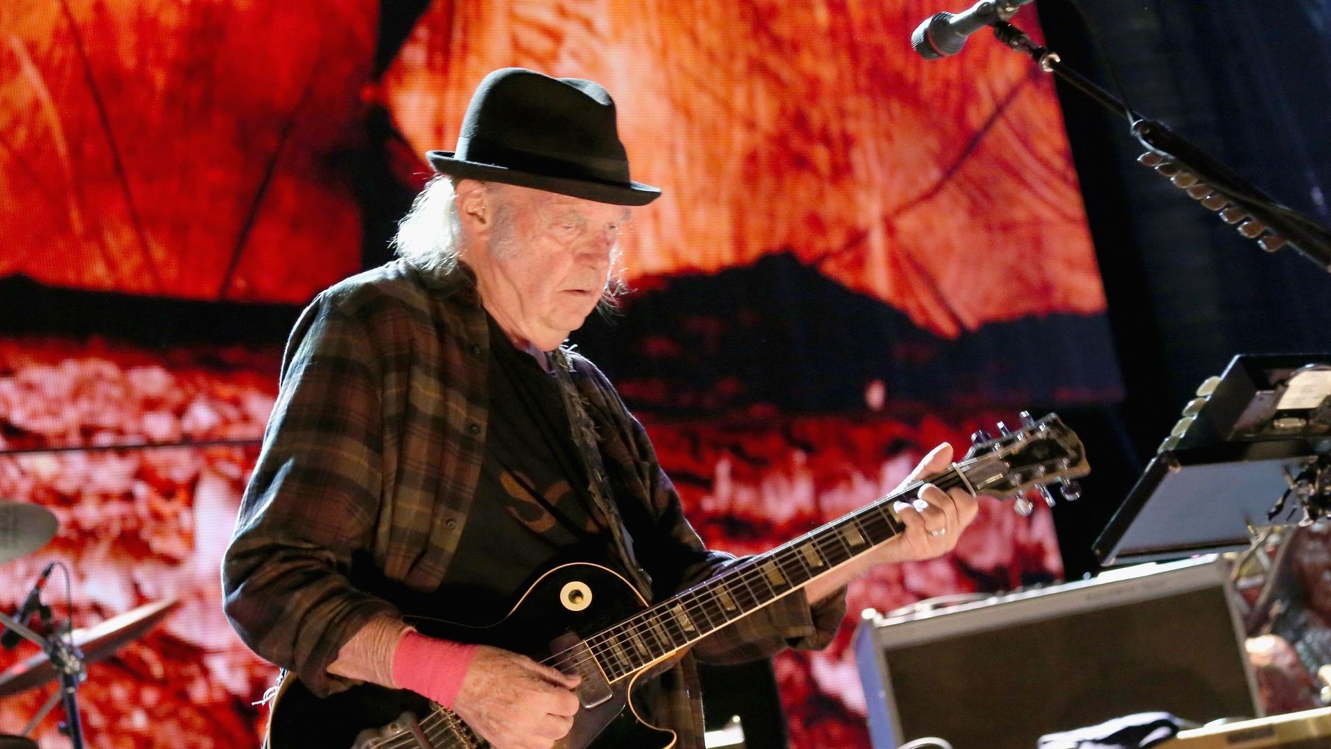 Neil Young se produit en concert lors du Farm Aid 34 aux Alpine Valley Music Theatre le 21 septembre 2019 à East Troy, Wisconsin.