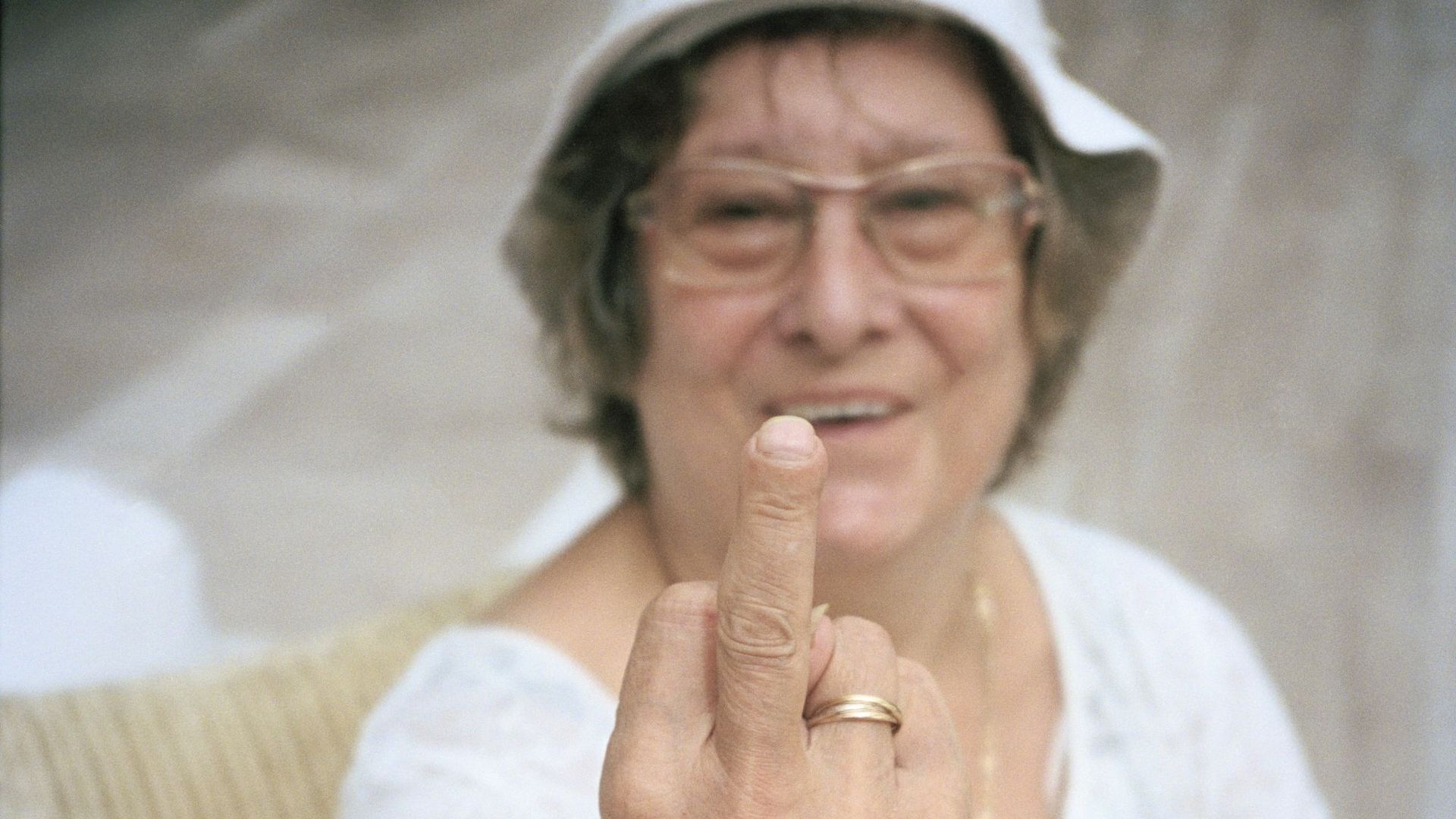 Evelyne Flamand : "Alors 'MERDE', arrêtez de nous appeler 'les petits vieux'."