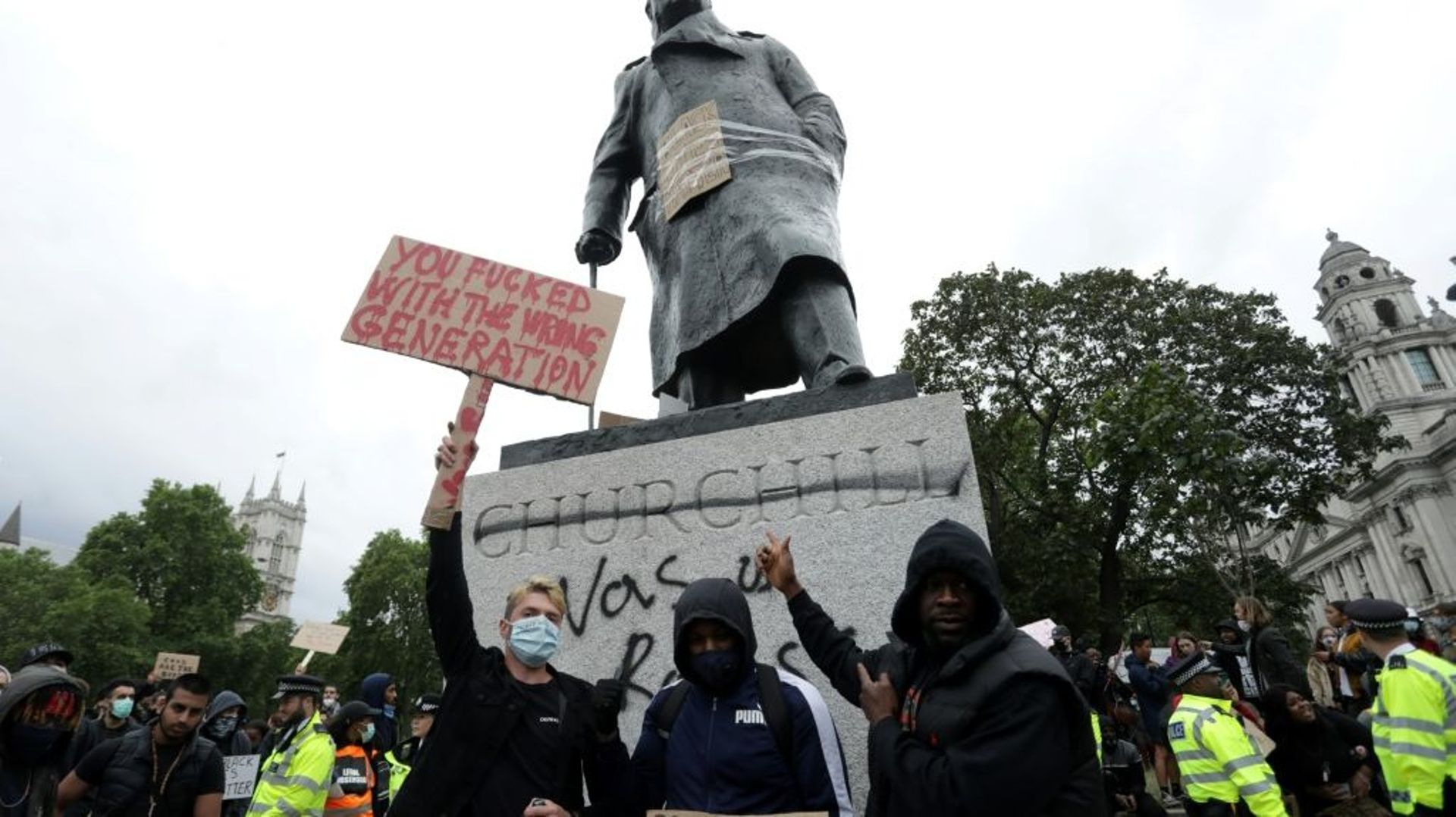 Londres : la statue de Churchill sort de sa boîte de protection pour la visite de Macron