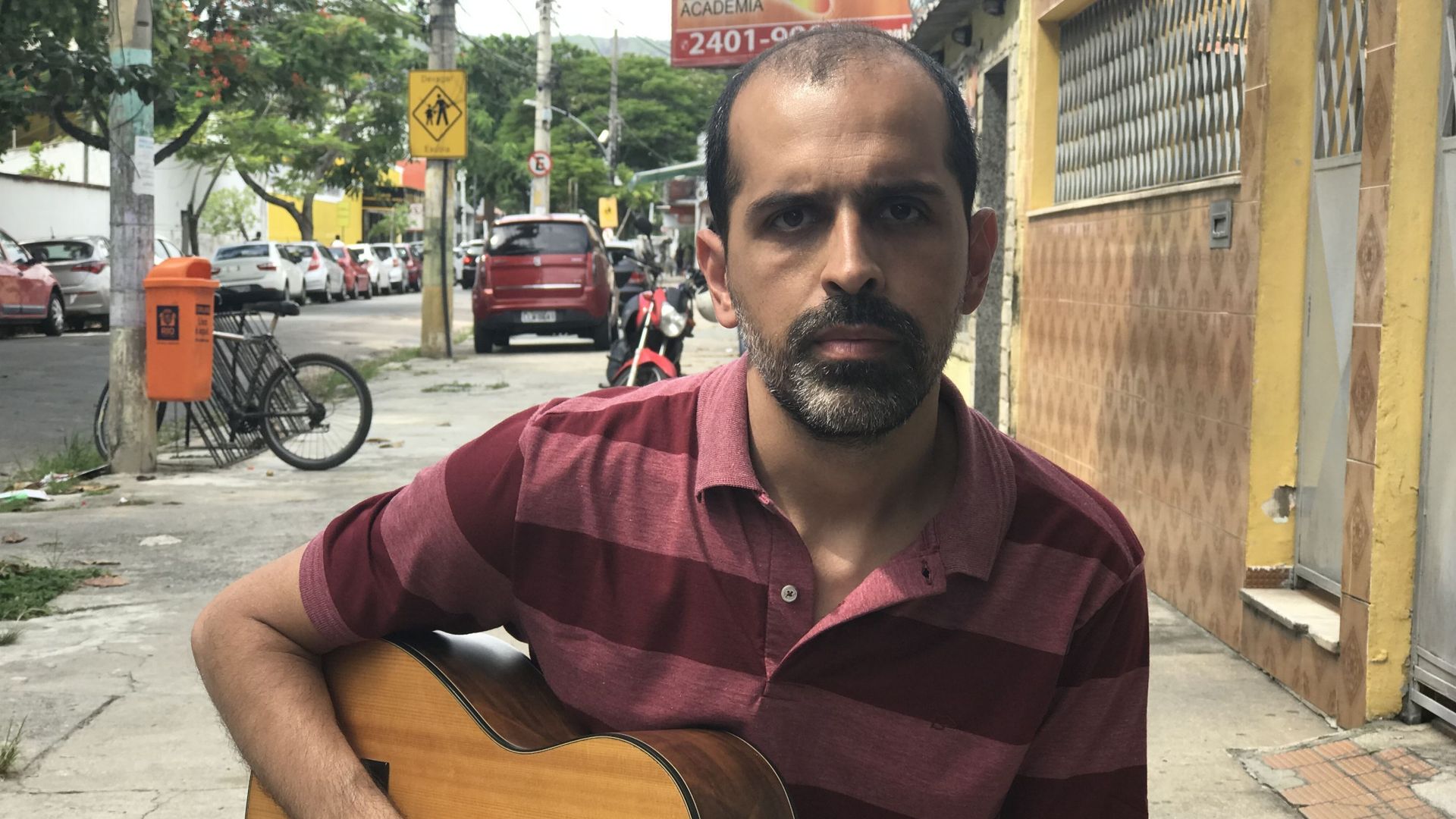 Eduardo, professeur d'histoire de la musique dans un collège de Rio. 
