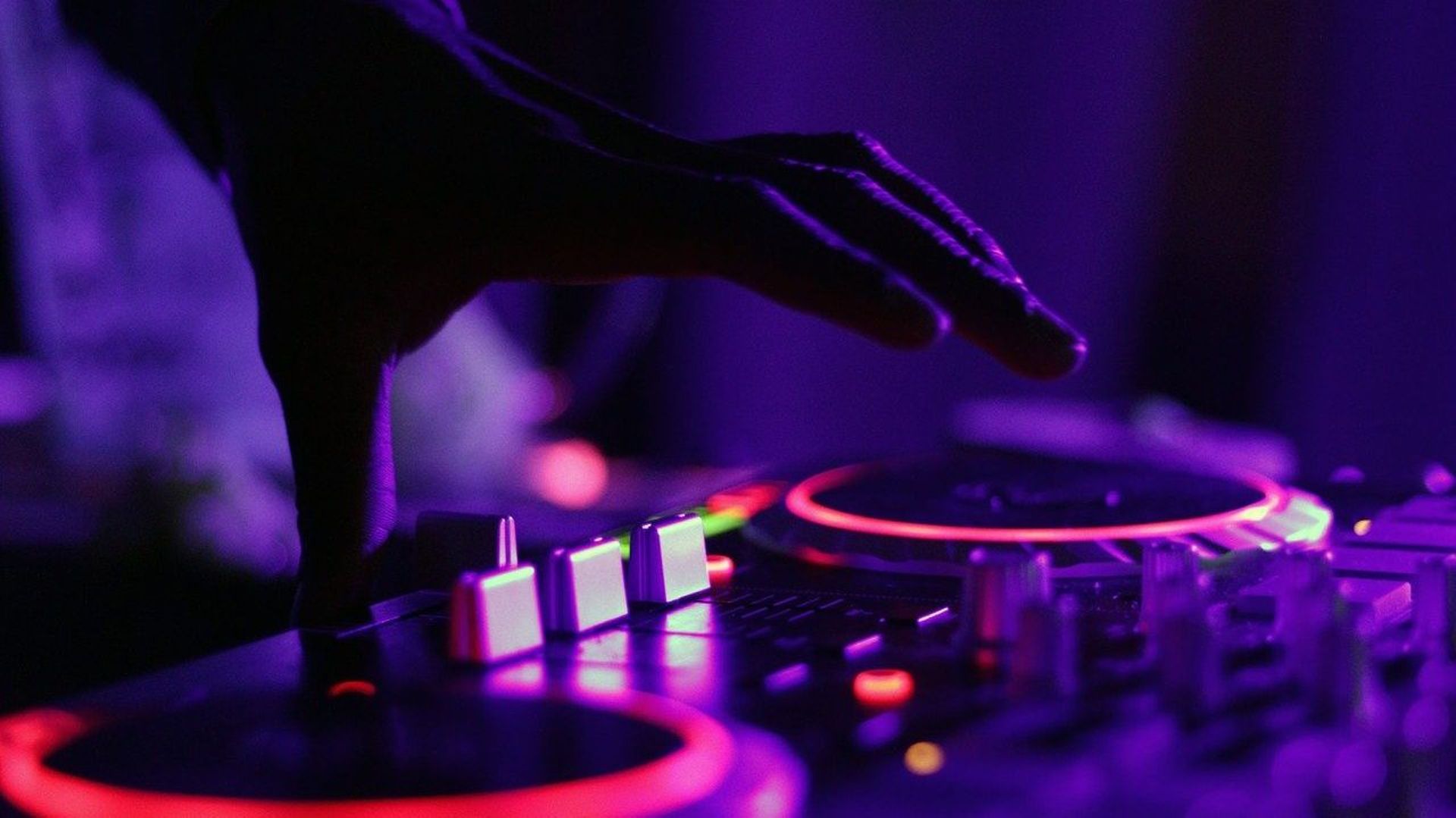 4 DJ Sets pour passer de 2020 à 2021 en musique sur Jam en DAB+ et sur rtbf.be/jam