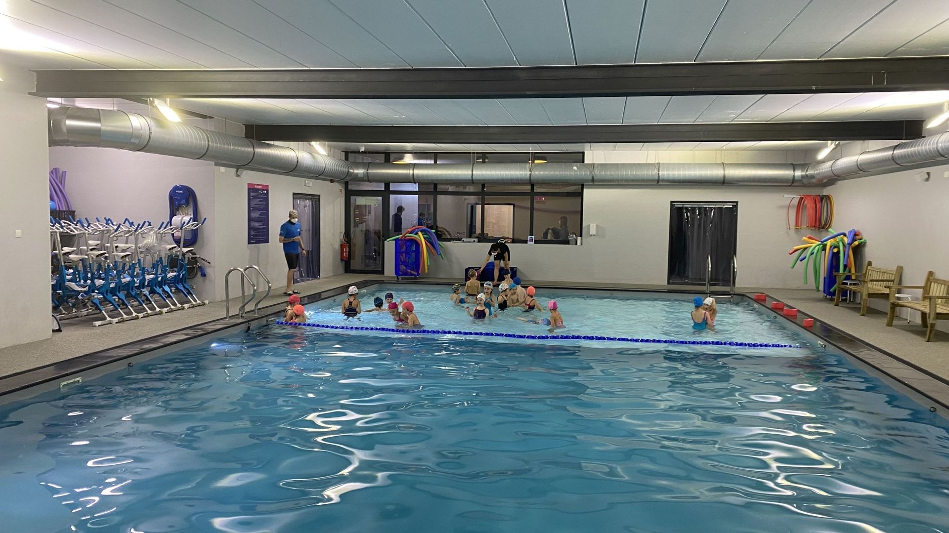 Une nouvelle piscine privée de 16 mètres sur 8 vient d’être inaugurée à Eghezée. Des cours de natation y sont notamment organisés pour les écoles de la région confrontées au manque de bassins publics.