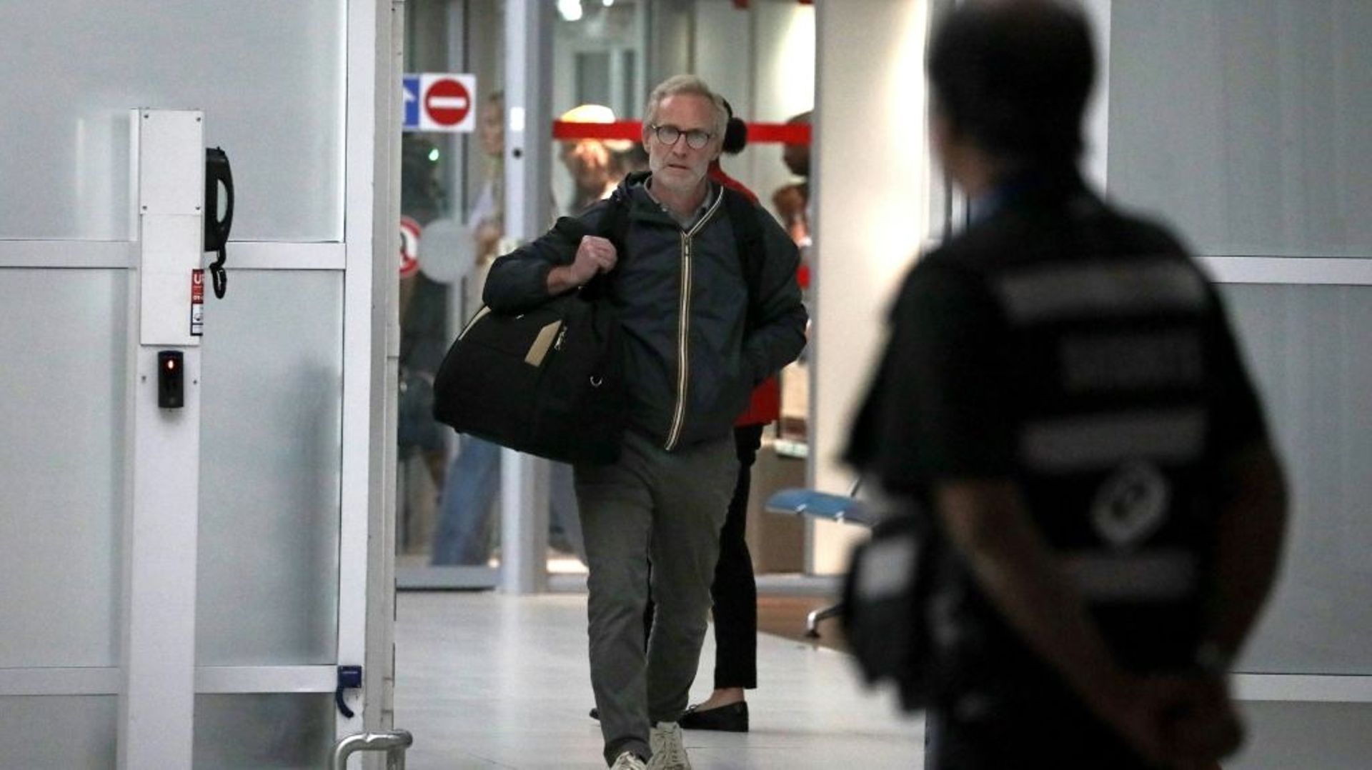 Une personne évacuée du Niger arrive à l’aéroport de Roissy-Charles de Gaulle, près de Paris, le 2 août 2023.