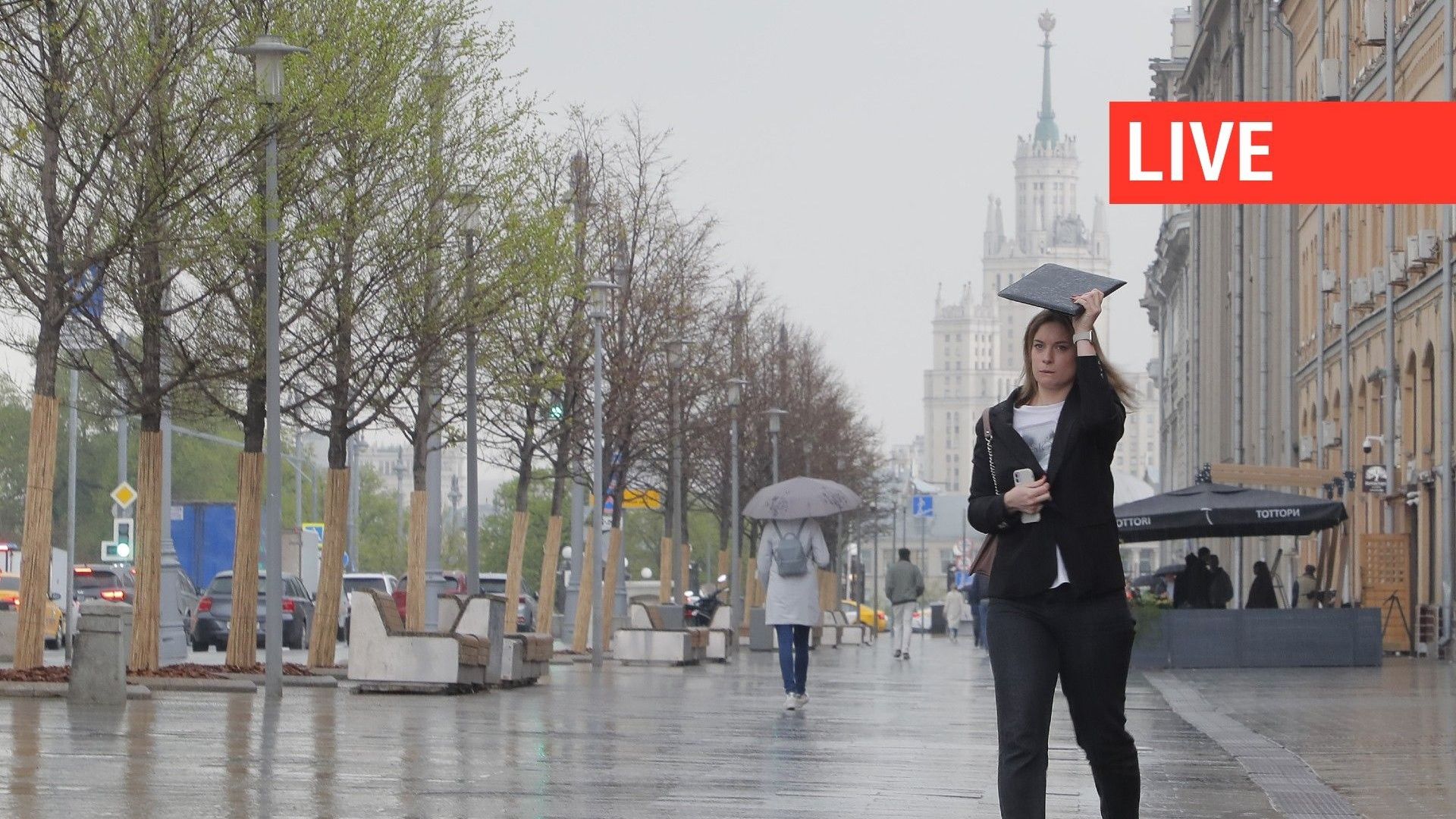 Des personnes marchent dans une rue par temps pluvieux dans le centre de Moscou, en Russie, le 28 avril 2023.