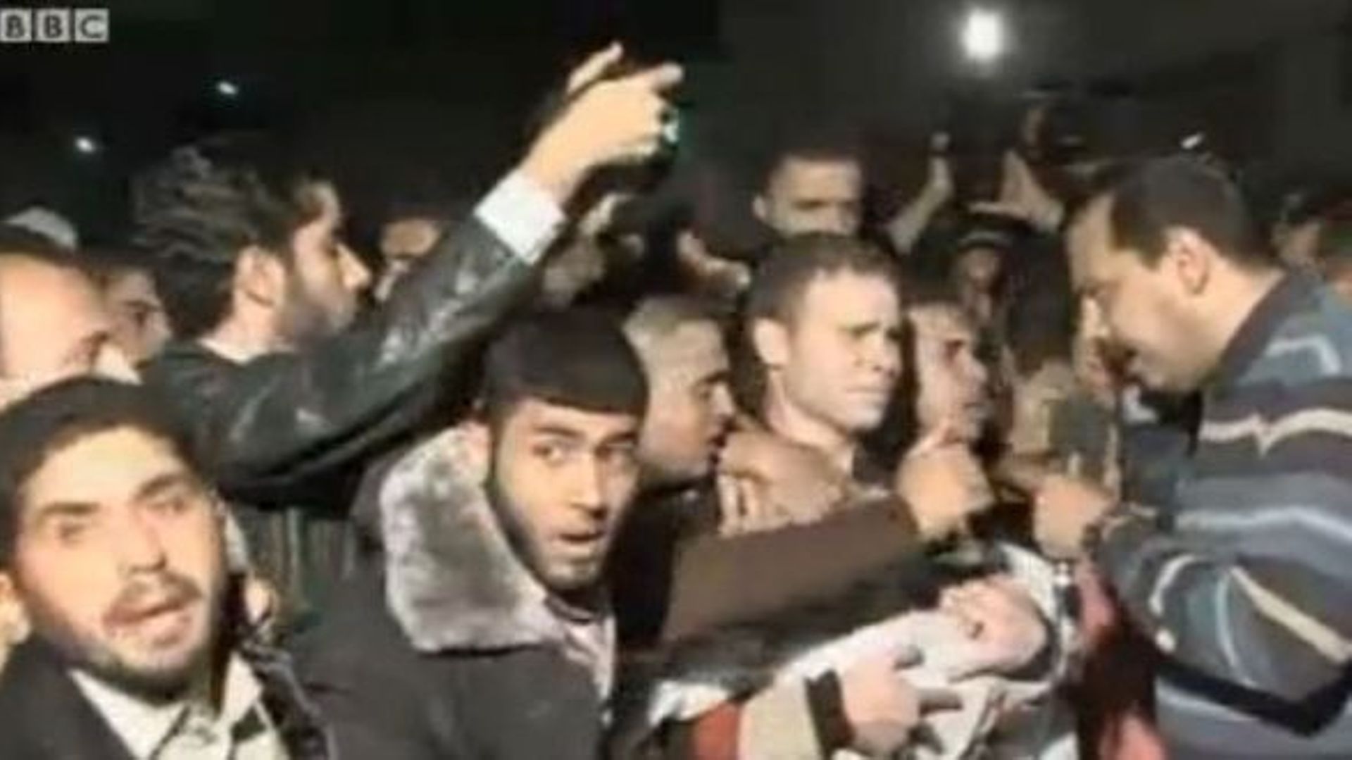 Jihad Misharawi tient la dépouille de son bébé dans les bras