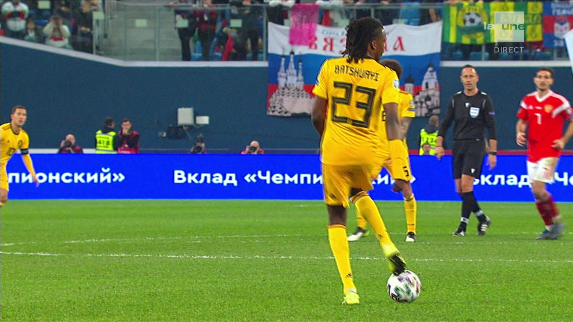 Boyata remonte sur le pelouse avec le maillot de ... Batshuayi
