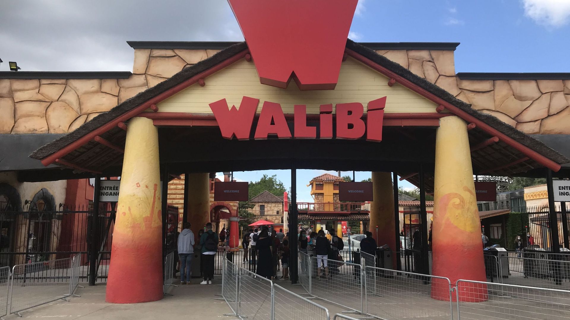 Walibi a drastiquement réduit le nombre de visiteurs et aménagé des couloirs de circulation à l'entrée du parc pour éviter les rassemblements.