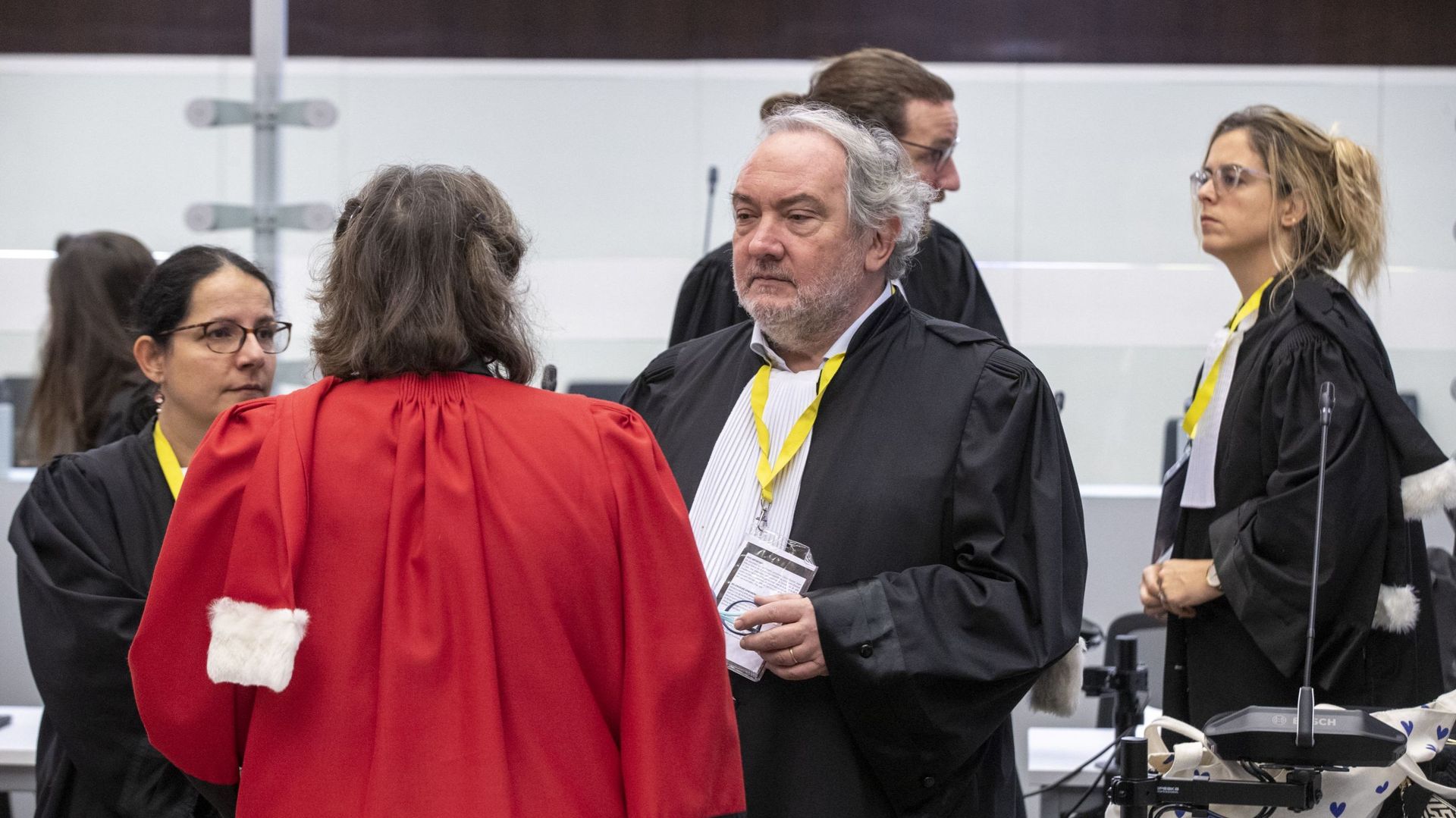 L’avocate Delphine Paci, défendant Salah Abdeslam et l’avocat Vincent Lurquin photographiés lors d’une séance du procès des attentats du 22 mars 2016, à la cour d’assises de Bruxelles-Capitale, mercredi 4 janvier 2023 sur le site de Justitia à Haren, Brux