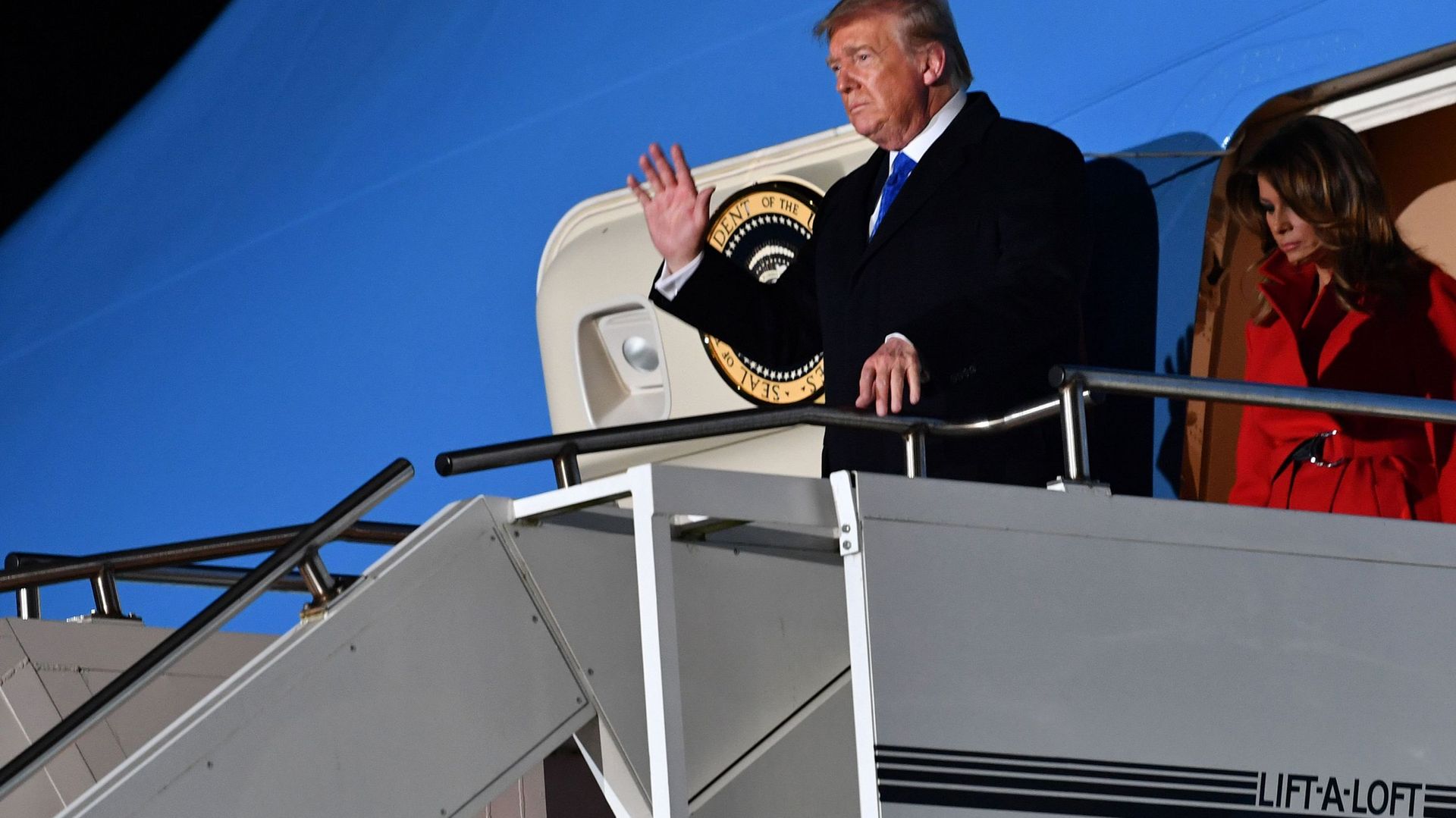 Le président américain Donald Trump et la première dame américaine Melania Trump (R) débarquent de l'Air Force One après avoir atterri à l'aéroport de Stansted, au nord-est de Londres, le 2 décembre 2019, à l'approche du prochain sommet de l'OTAN.