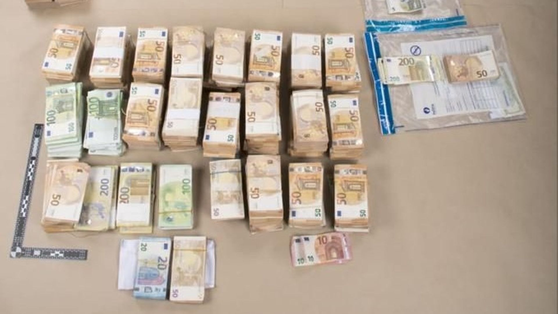 Plus d'un million et demi d'euros en argent liquide saisis par la police fédérale.