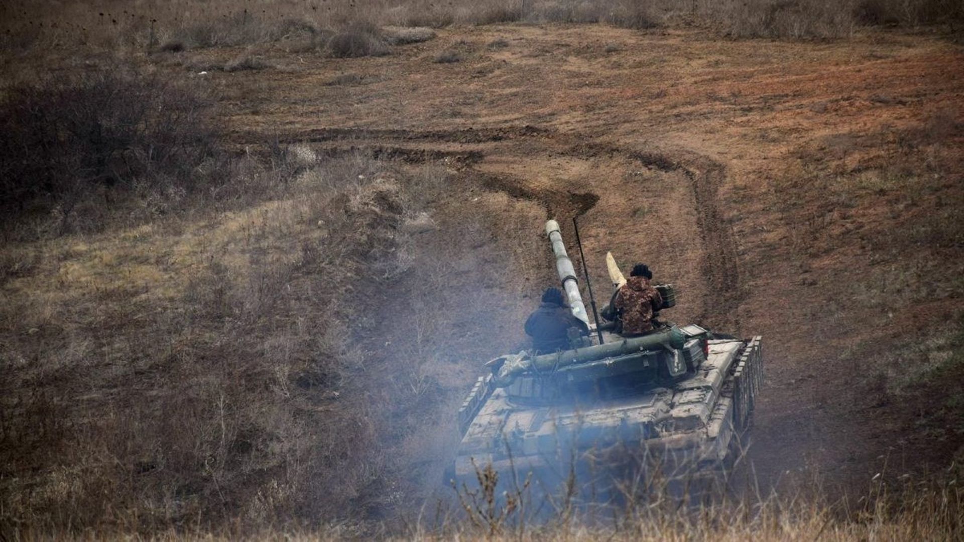Cette photo prise et publiée par le service de presse des Forces armées ukrainiennes montre les forces ukrainiennes participant à des exercices de chars dans la région du Donbass le 18 avril 2021