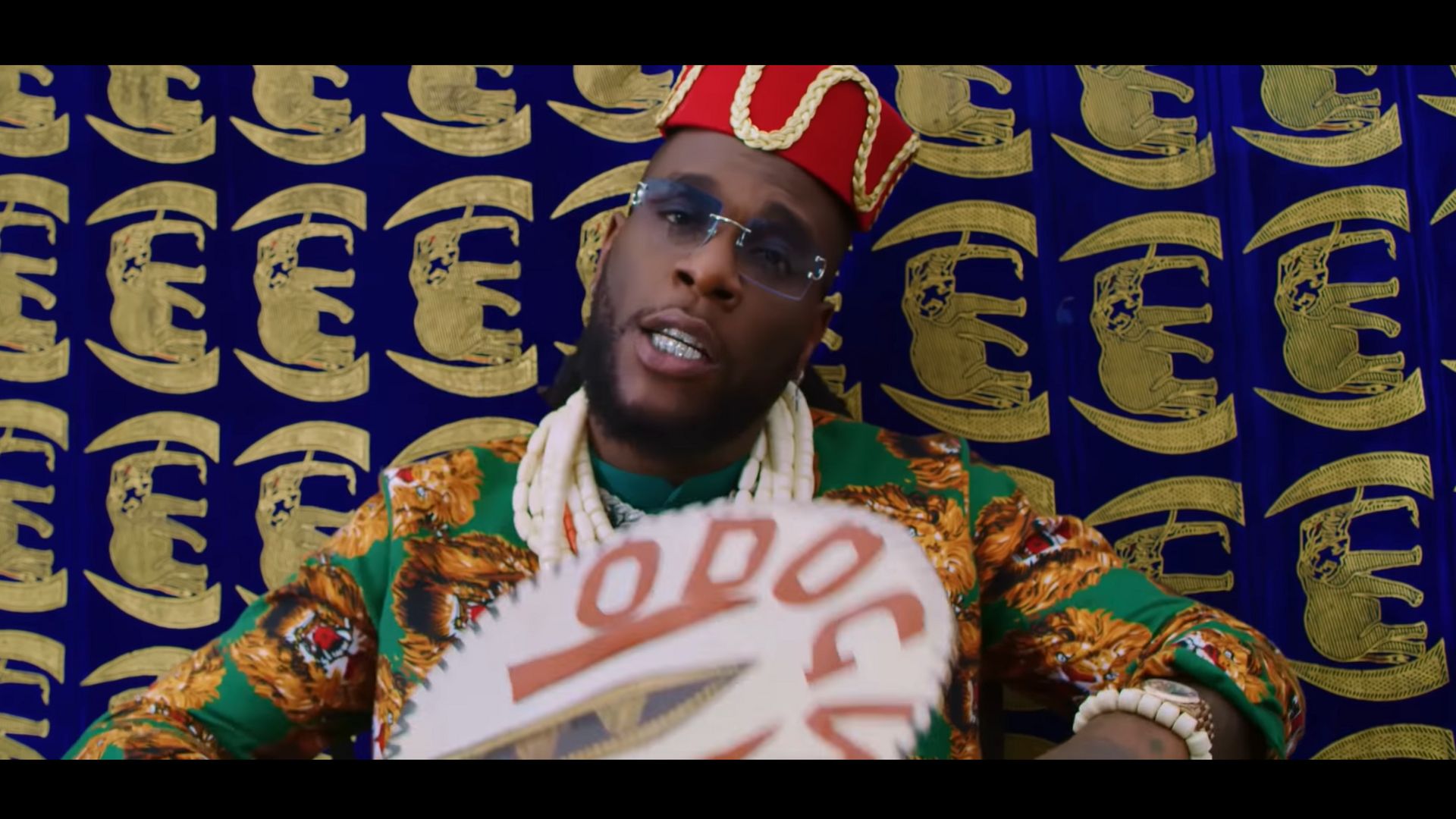 Clip du jour / Burna Boy et son hommage à la culture Igbo - RTBF Actus