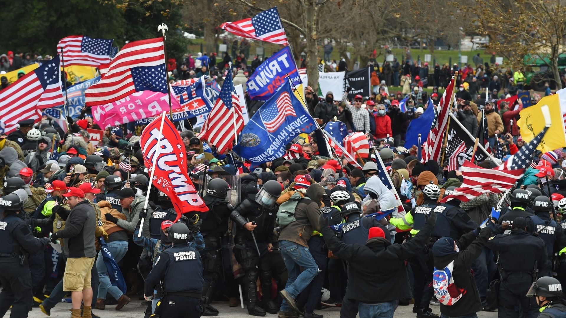 La marche des partisans de Donald Trump vers le Capitole, encouragée par le président, jette le trouble sur la fin de son mandat.