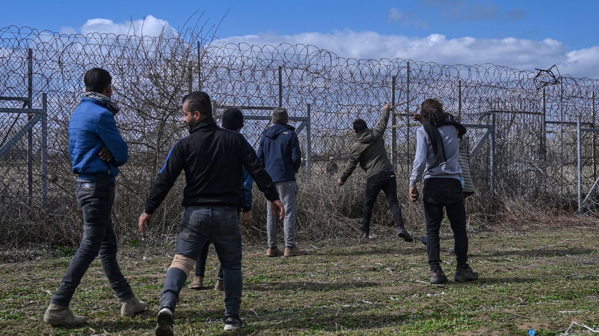 Photo d'illustration. Des migrants près de Edirne, le 7 mars 2020.