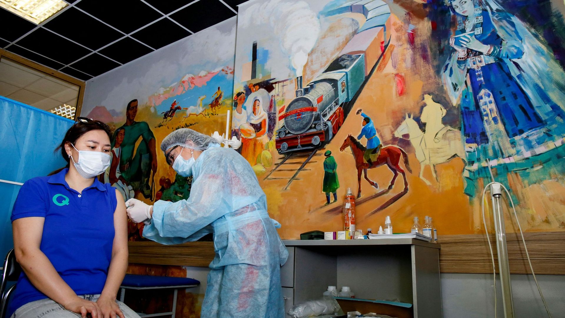 Une femme reçoit le vaccin russe Spoutnik V dans un centre de vaccination d’Almaty.