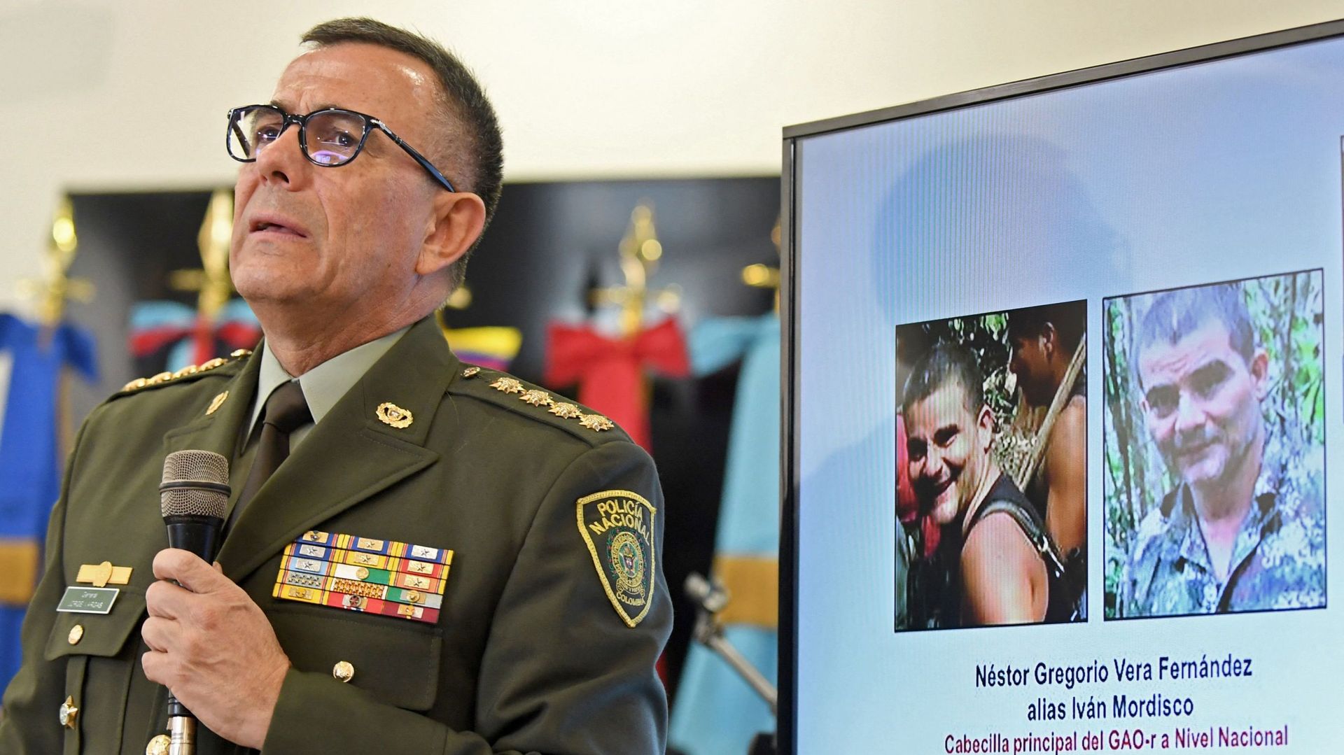 Le commandant de la police colombienne Jorge Luis Vargas fait une présentation sur le meurtre du commandant dissident des FARC Nestor Vera, alias Ivan Mordisco, à Bogota, le 15 juillet 2022.