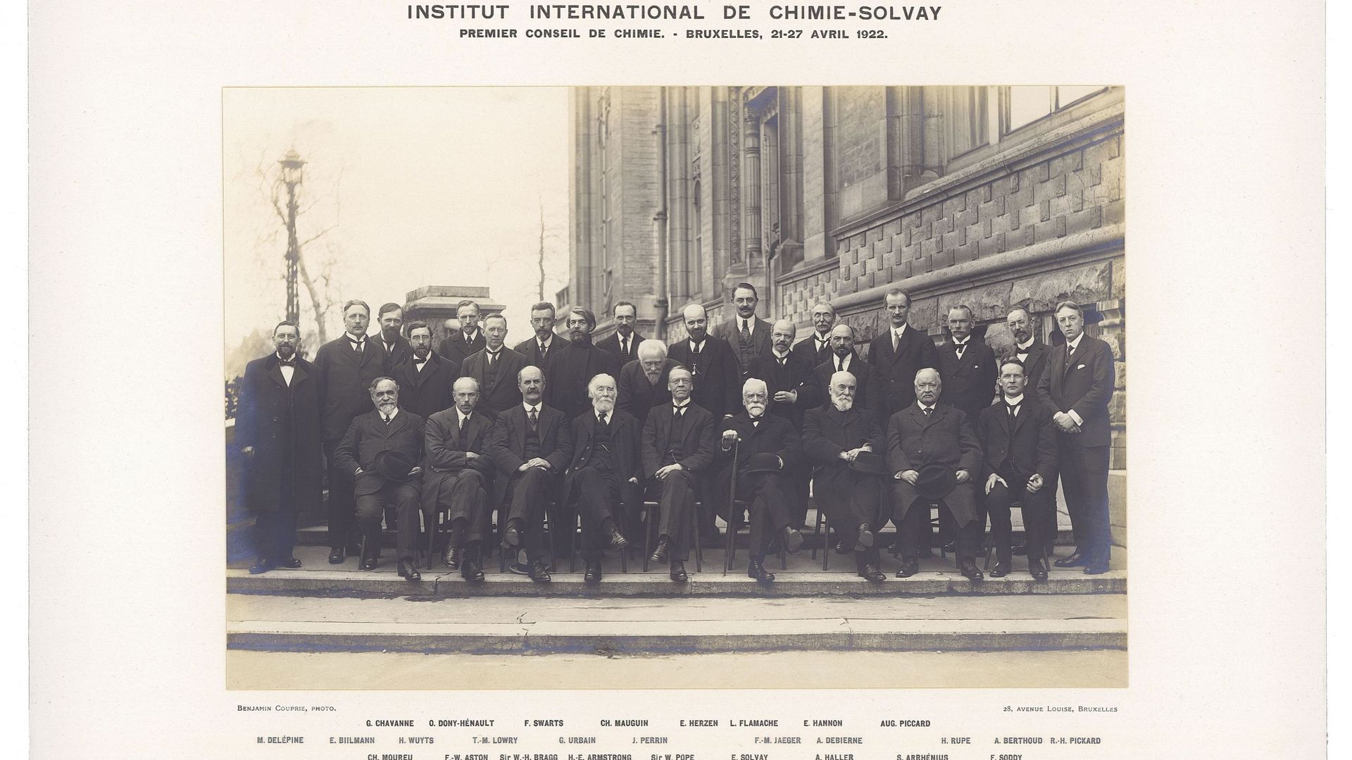 Première réunion Solvay – 1911 – H. Lorentz / J.H.Jeans / E. Warburg / H. Rubens / Max Planck/ Martin Knudssen / Jean Perrin / W. Nernst / A. Sommerfeld / A. Einstein / M. de Broglie / M. Brillouin / Poincaré / Langevin / Wien / Rayleigh / Lindemann / Mar