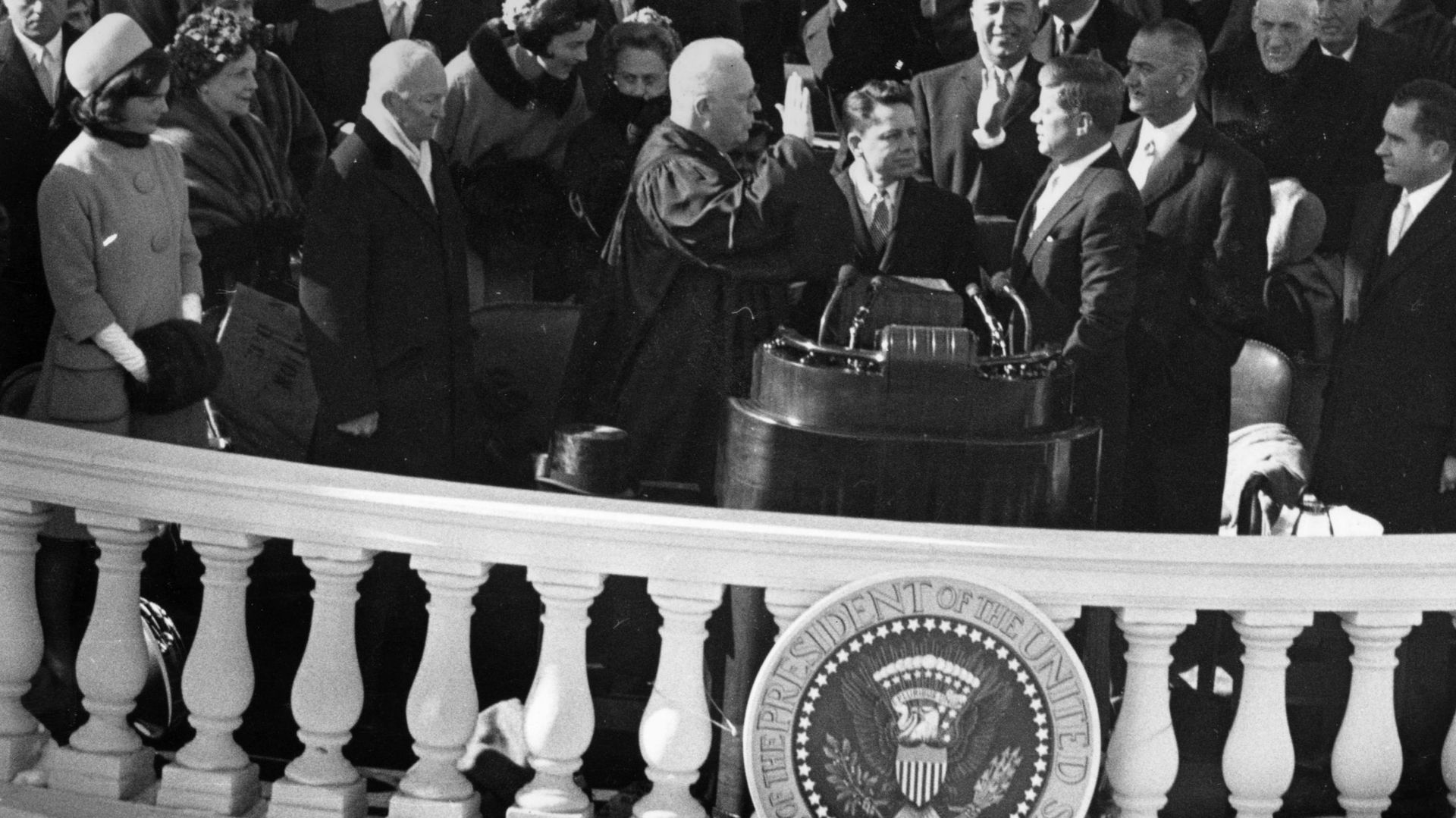 John F. Kennedy prête serment, il est le 35e président des Etats-Unis.