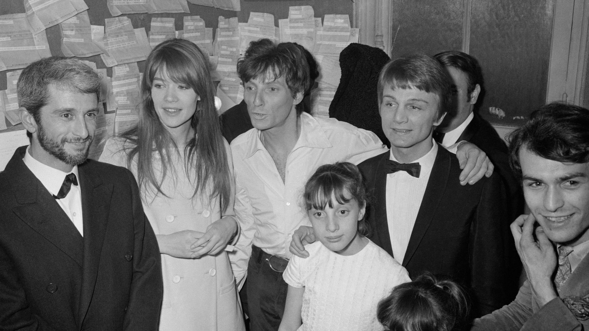 Marcel Amont, Françoise Hardy, Hugues Aufray et Claude Francois à la première du chanteur Hugues Aufray à l’Olympia Music-Hall le 25 mars 1966 à Paris.