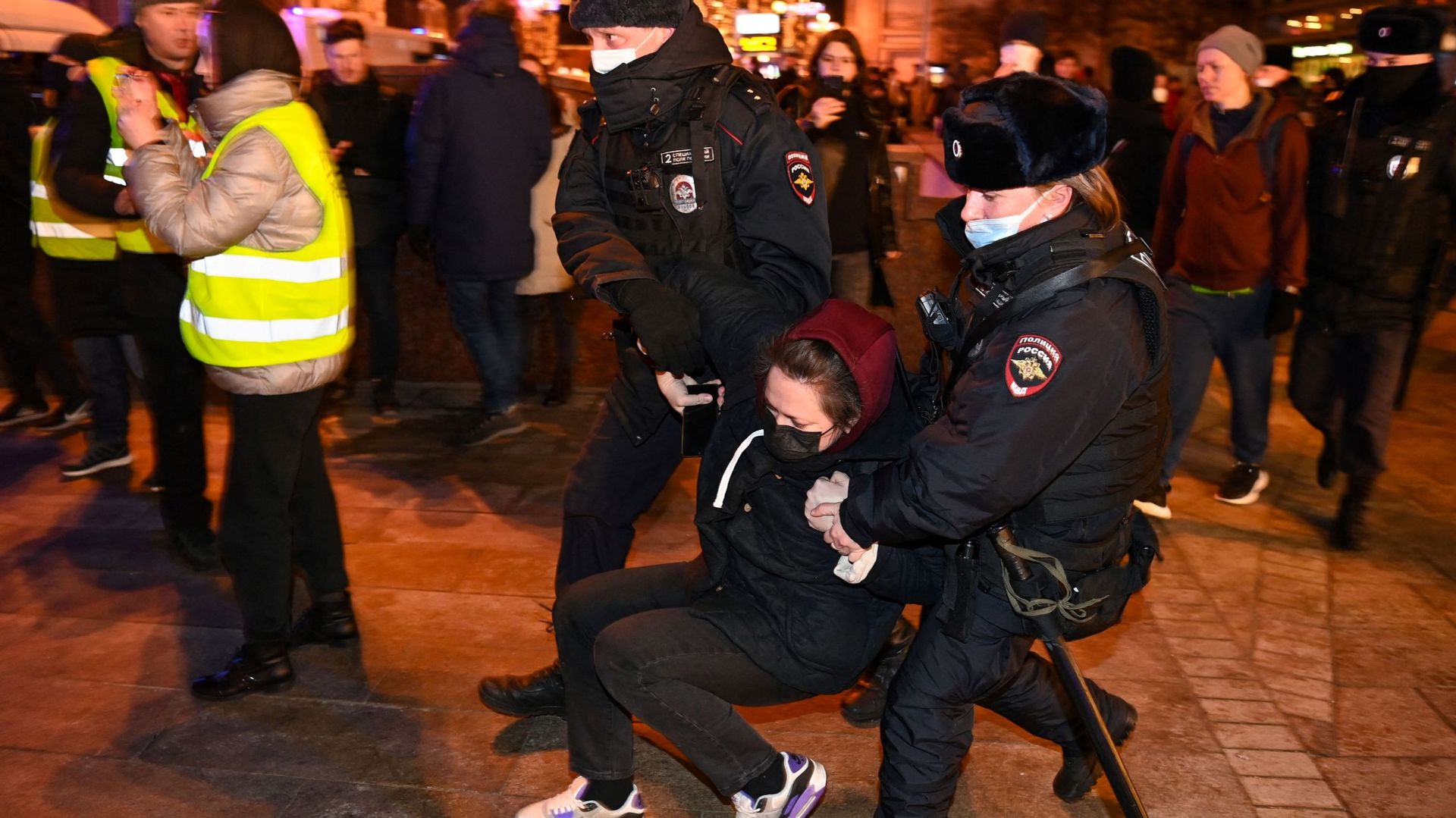 Des policiers arrêtent une femme lors d'une manifestation contre l'invasion de l'Ukraine par la Russie, à Moscou, le 24 février 2022.