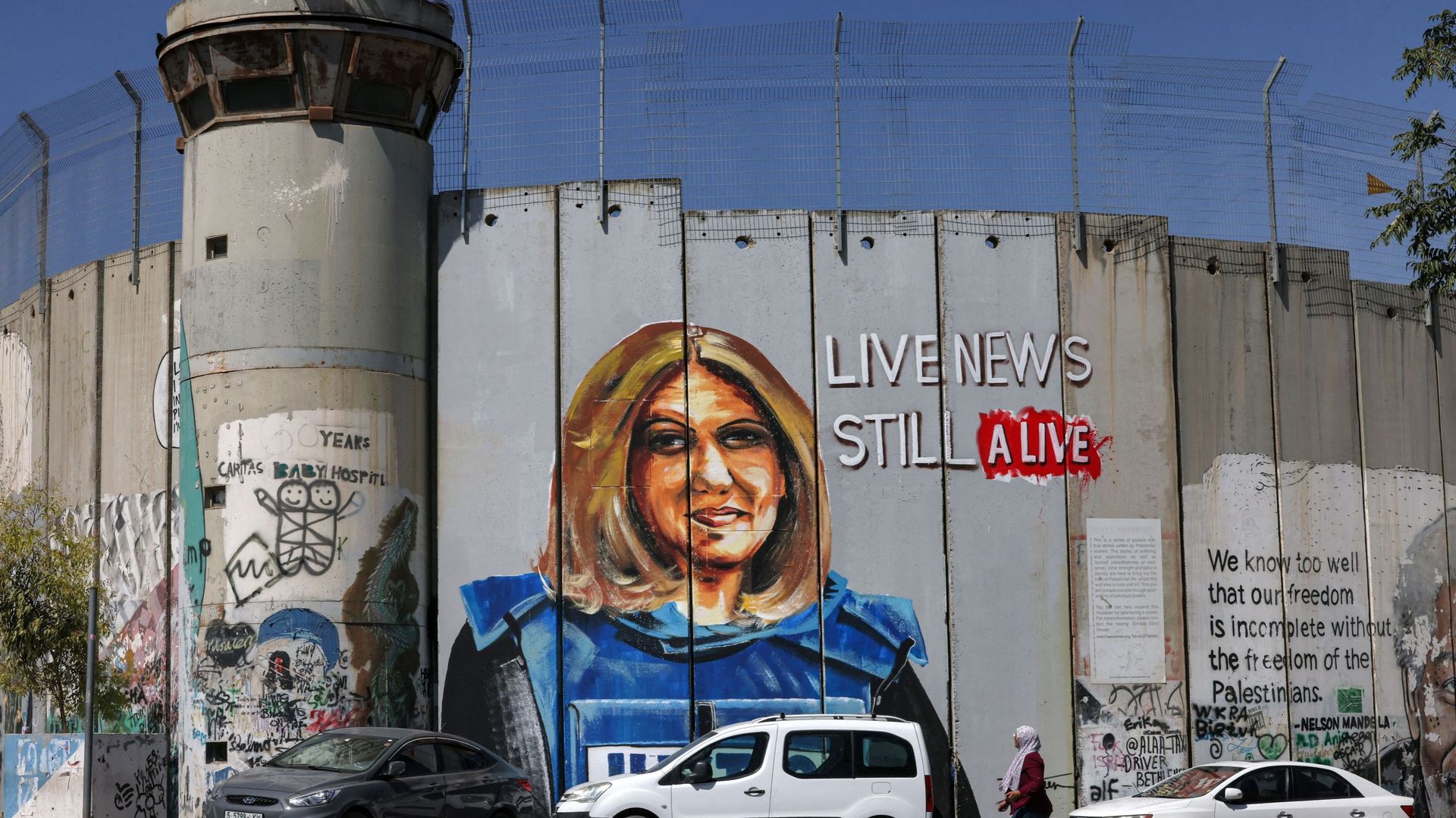 Un portrait géant de Shireen Abu Akleh décore le mur de séparation israélien à Bethléem.