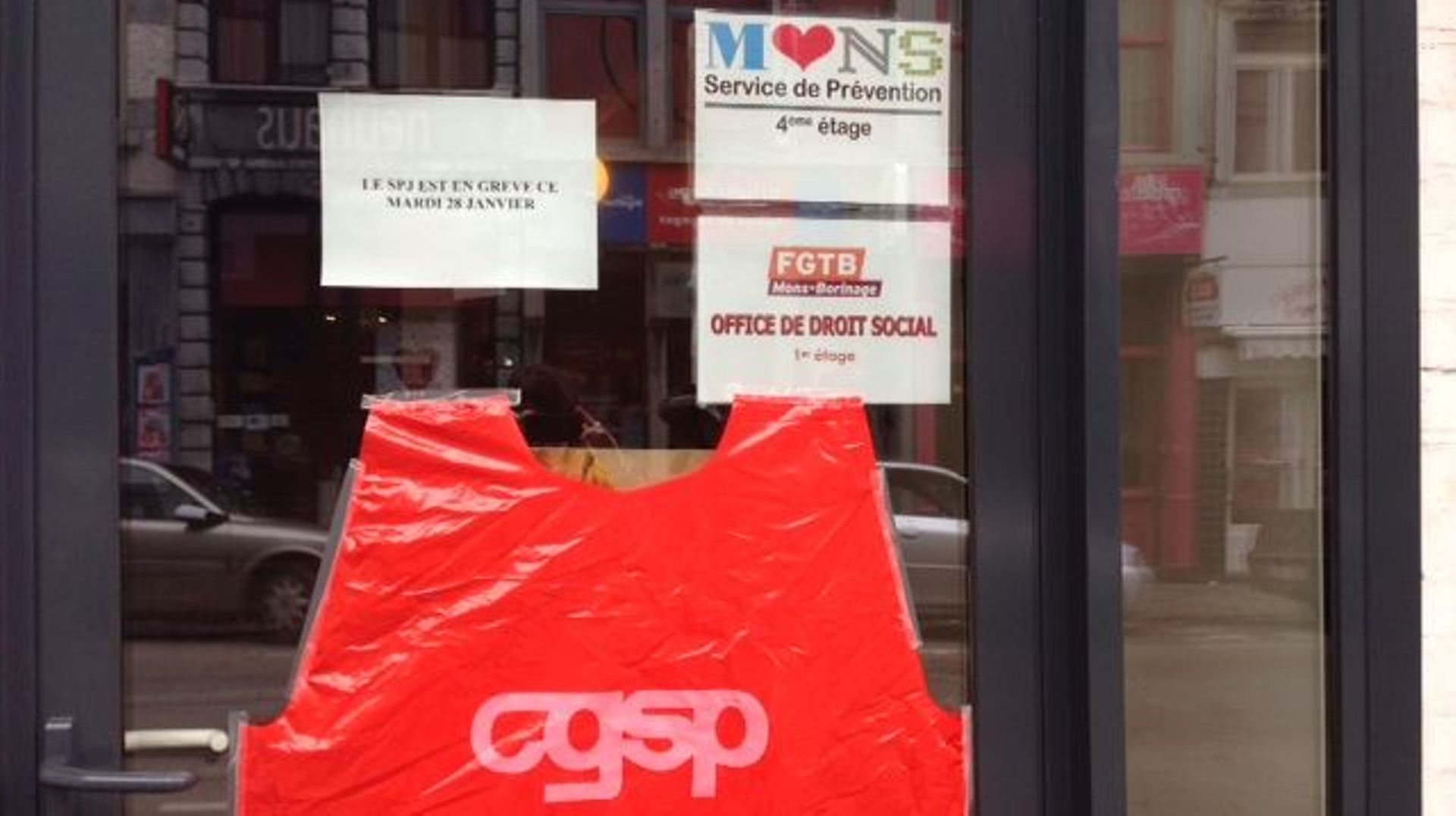 La porte close du SAJ de Mons 