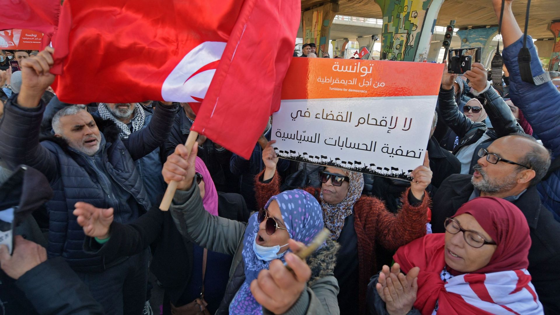 Le 17 décembre 2021, lors de l’anniversaire de la révolution de 2011, les Tunisiens protestent dans les rues contre le président Kaïs Saïed.