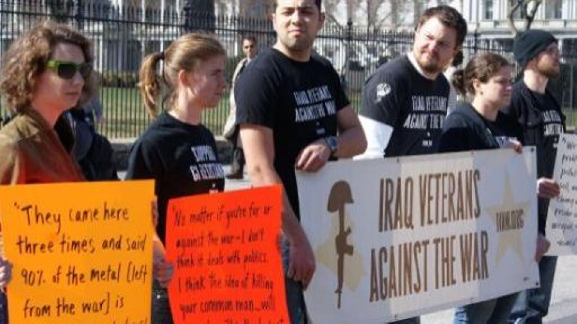 Des vétérans américains des opérations en Irak manifestent devant la Maison Blanche le 19 mars