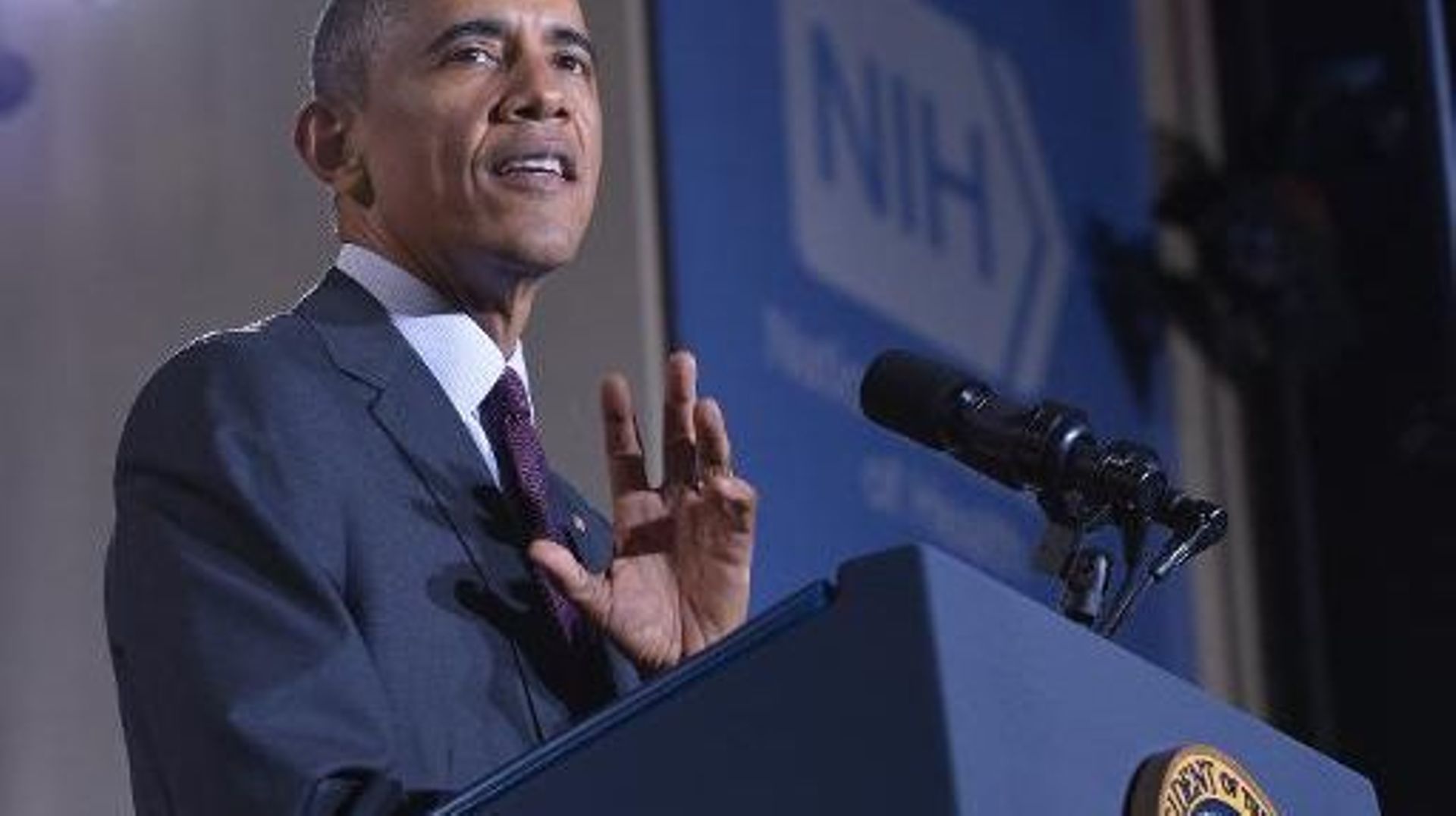 Le président américain Barack Obama appelle à débloquer un fonds d'urgence pour combattre l'épidée d'Ebola après une visite des locaux des Instituts américains de la Santé (NIH), le 2 décembre 2014 à Bethesda, dans la banlieue de Washington