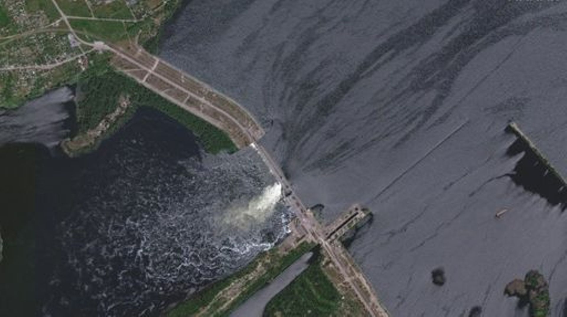 Cette image satellite prise par Maxar Technologies montre une vue d’ensemble du barrage de Nova Khakovka, dans le sud de l’Ukraine, le 28 mai 2022.